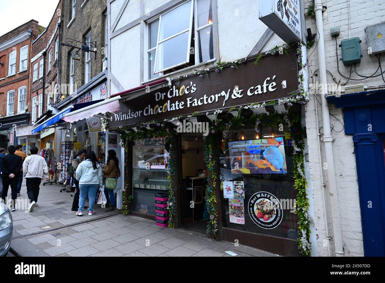 Windsor in primavera offre una gamma di cultura tradizionale britannica, con negozi di articoli da regalo, ristoranti e negozi che offrono cucina tradizionale britannica Fudge e cucina da tutto il mondo. Semplicemente la giornata perfetta per attrarre visitatori da tutto il mondo ... Foto Stock