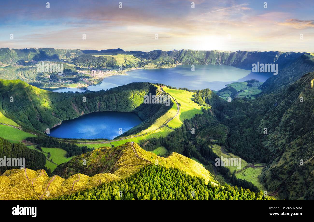 Tramonto spettacolare sul lago vulcanico di Sete Cidades - paesaggio panoramico, Azzorre, Portogallo Foto Stock