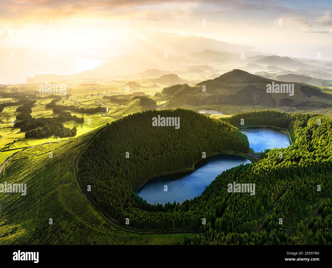 Paesaggio all'alba con lago vulcanico, montagna e sole, isola di Sao Miguel, Azzorre, Portogallo Foto Stock