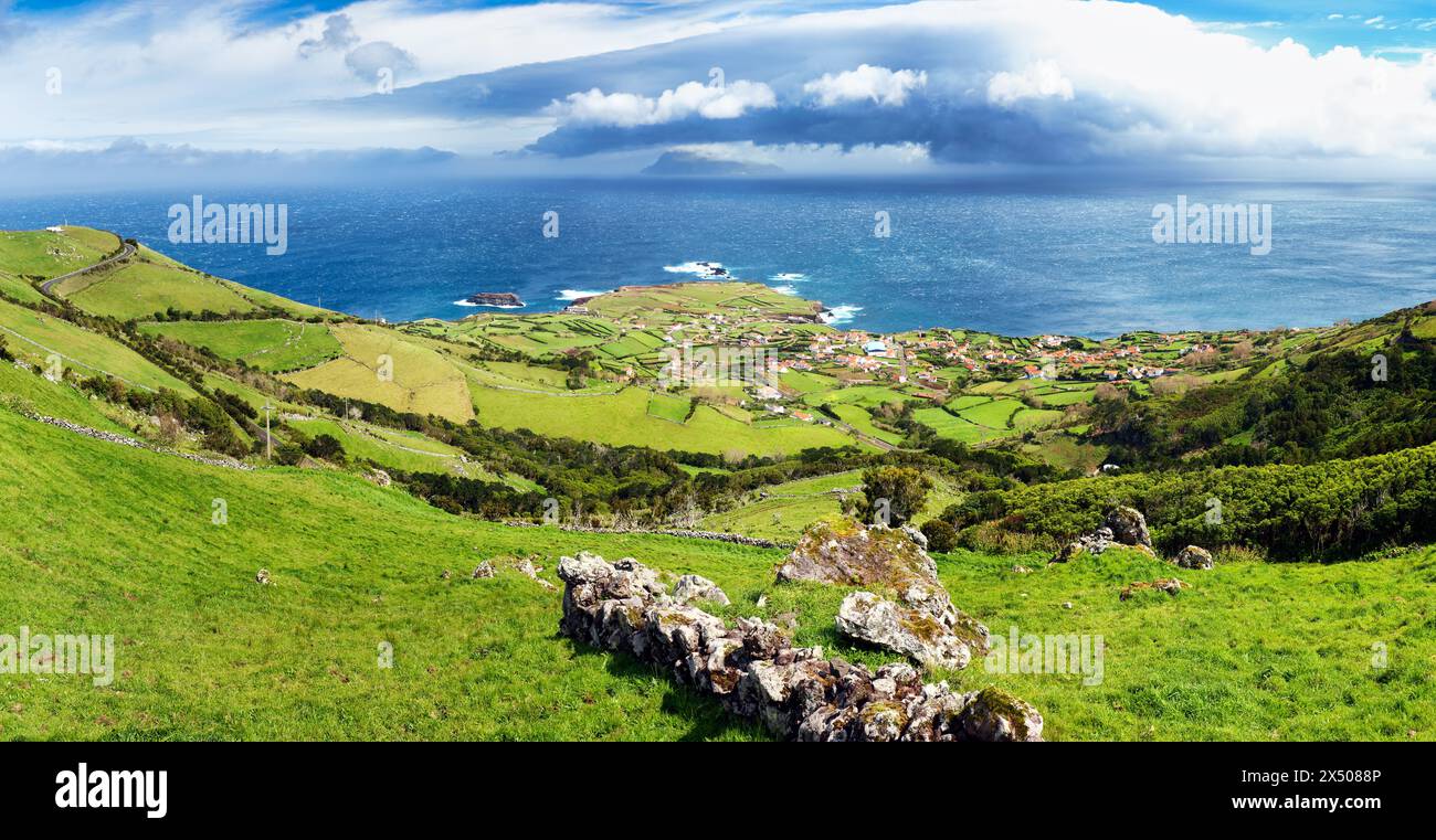 Panorama dell'isola di Flores nelle Azzorre con Corvo e il villaggio di Ponta Delgada, Portogallo Foto Stock