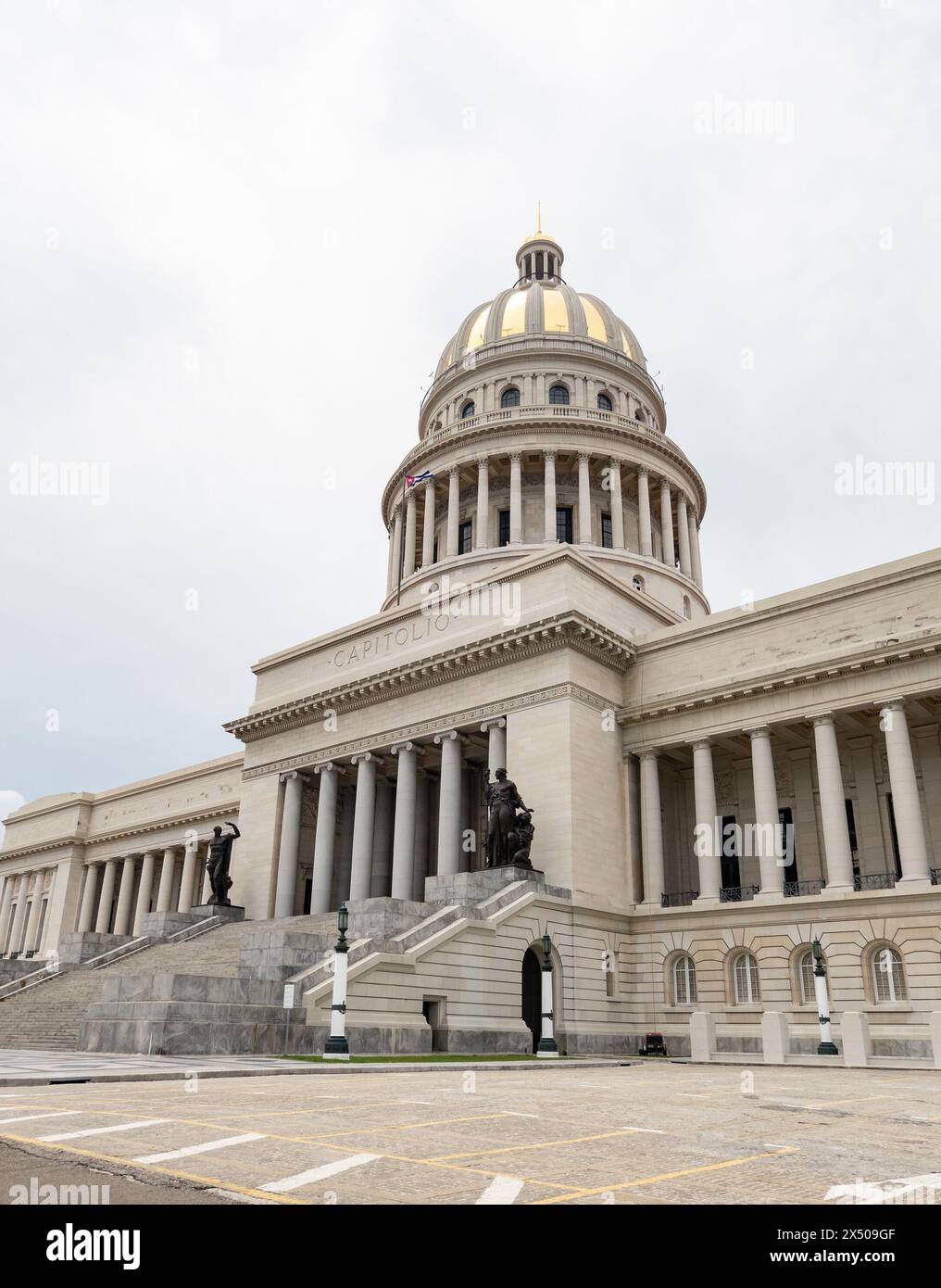 Paesaggio urbano dell'Avana, Cuba con il Capitolio (Campidoglio), immagine verticale Foto Stock
