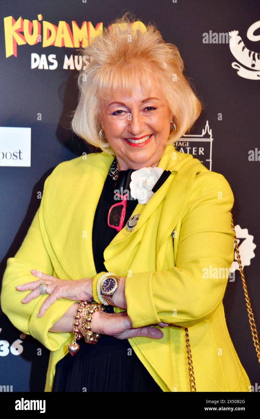 Stefanie Simon bei der Premiere des Musicals Ku damm 59 - Das Musical im Stage Theater des Westens. Berlino, 05.05.2024 *** Stefanie Simon alla prima del musical Ku damm 59 Das Musical al Stage Theater des Westens Berlin, 05 05 2024 foto:Xn.xKubelkax/xFuturexImagex kudamm59_4522 Foto Stock