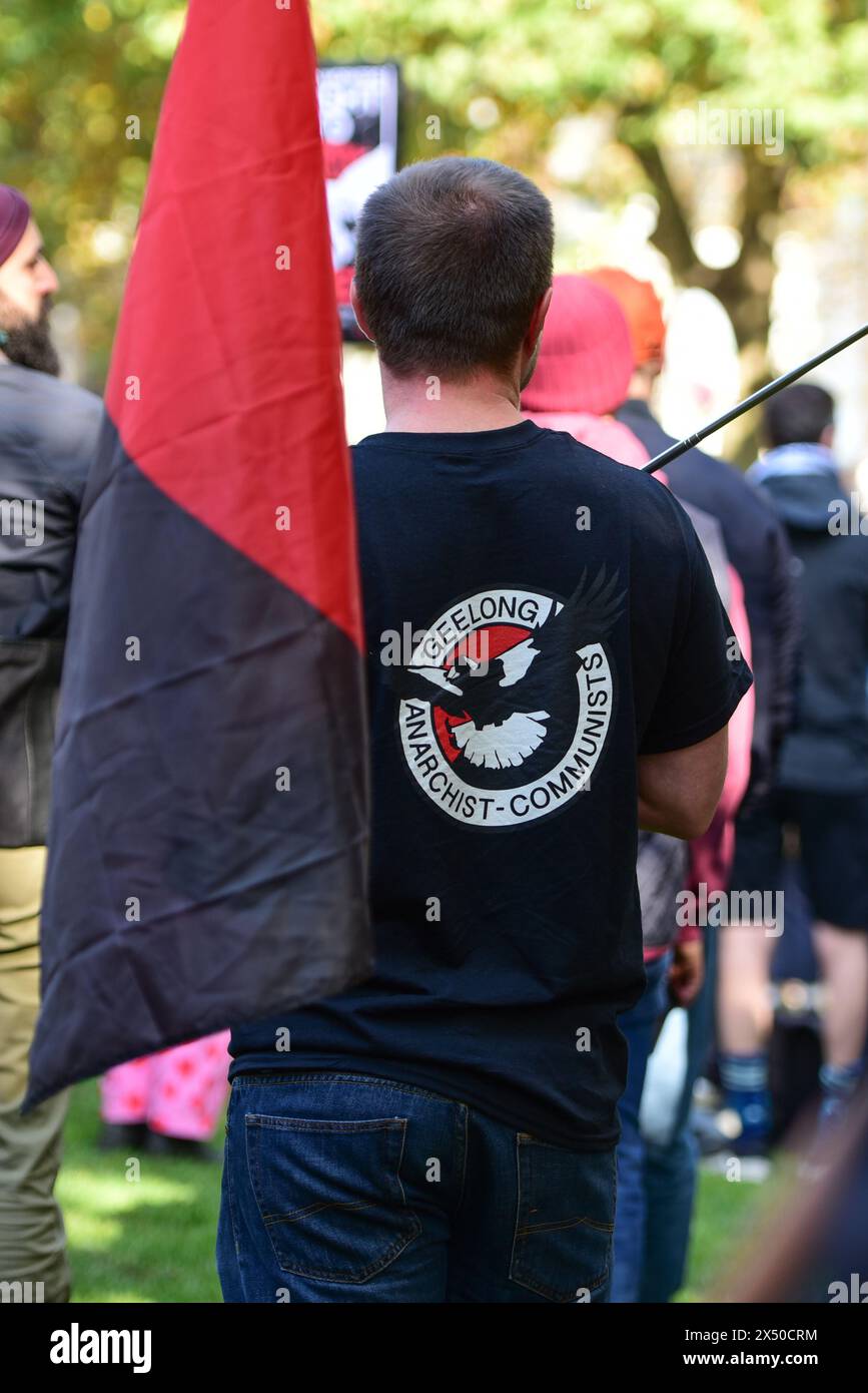 Melbourne, Australia. 5 maggio 2024. L'uomo ha una bandiera anarchica durante la manifestazione del maggio. Il rally annuale in Australia si svolge la prima domenica di maggio. La giornata di maggio o giornata internazionale dei lavoratori si celebra il 1° maggio e unisce i movimenti sindacali, con i partiti politici di sinistra. (Foto di Alexander Bogatyrev/SOPA Images/Sipa USA) credito: SIPA USA/Alamy Live News Foto Stock