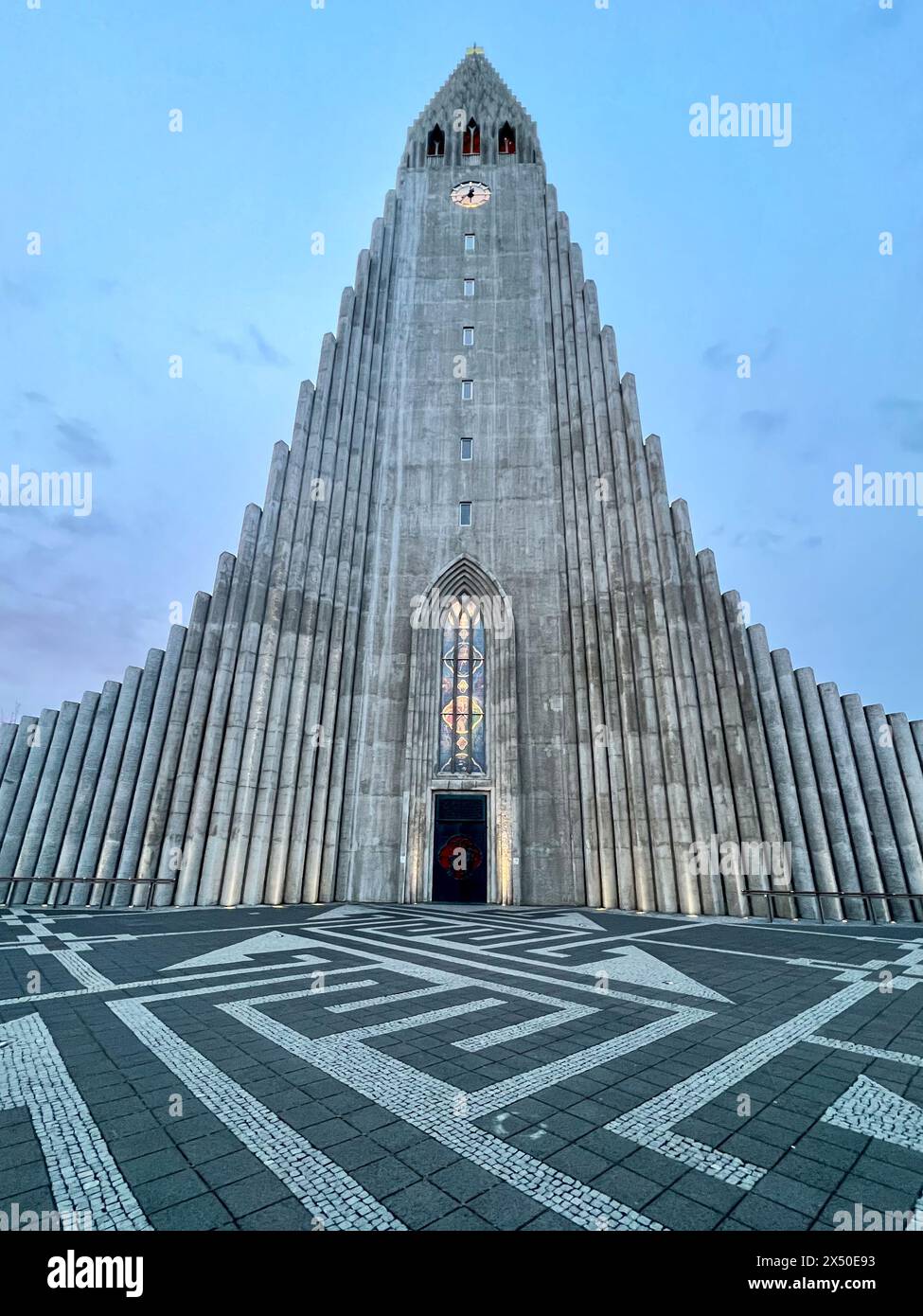 Ingresso alla Chiesa di Hallgrimur (Hallgrimskirkja) all'alba, Reykjavik, Islanda Foto Stock