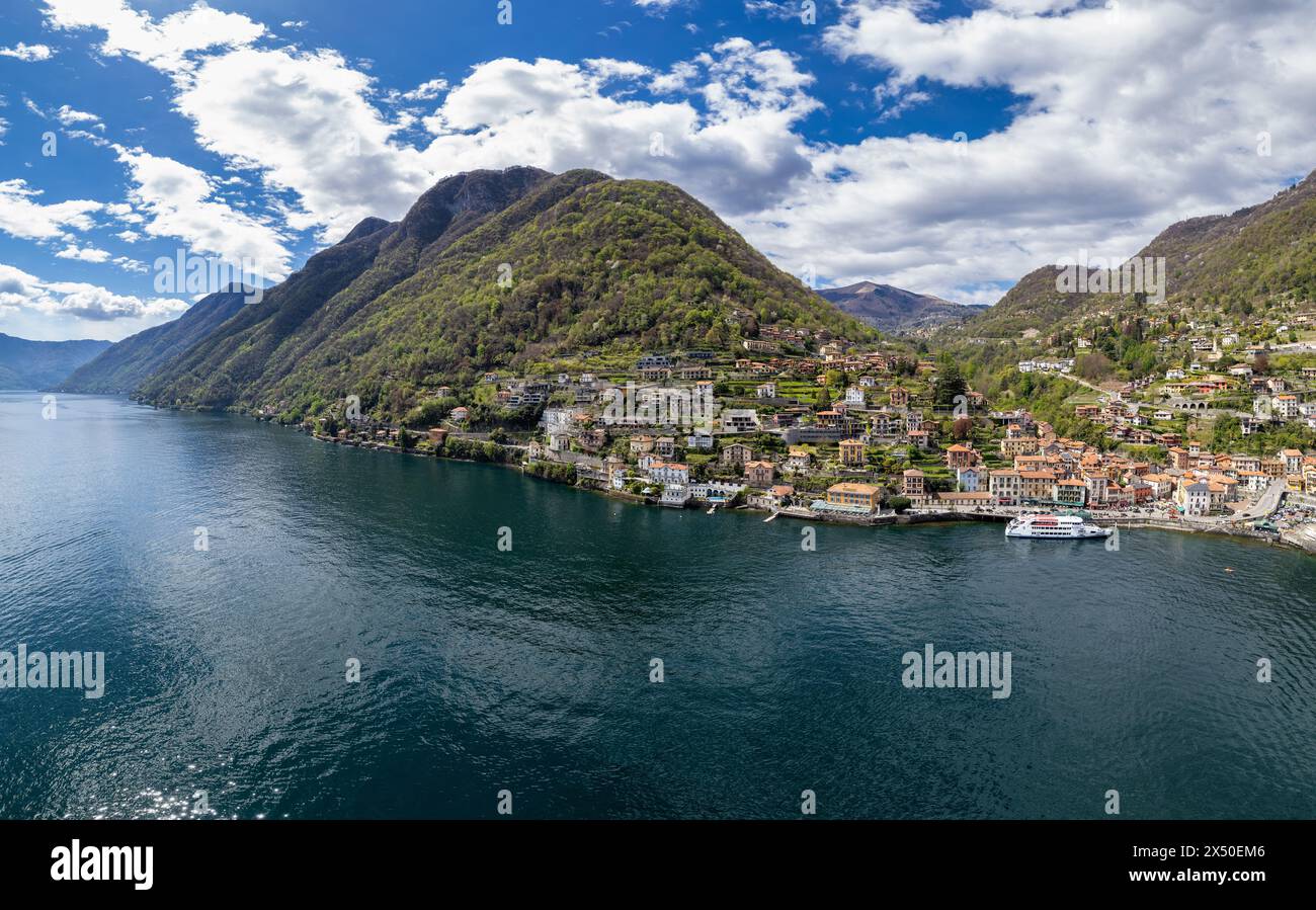 Veduta aerea del traghetto passeggeri che naviga verso il porto di Argegno sul Lago di Como, Lombardia, Italia Foto Stock
