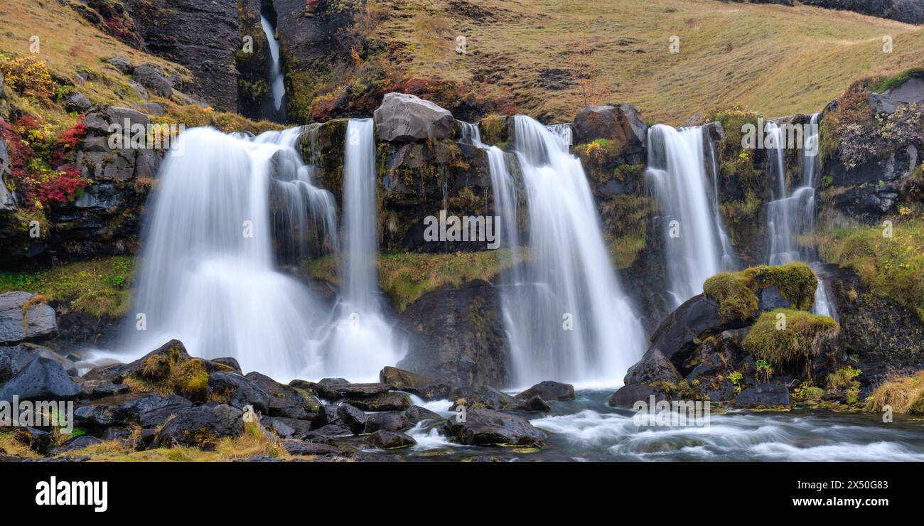 Primo piano del Gluggafoss (Merkjarfoss) che sfocia nel fiume Merkja, Islanda meridionale, Islanda Foto Stock