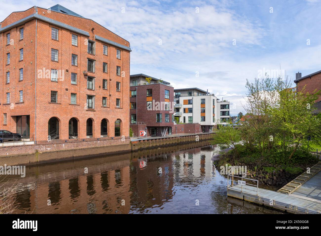 Magazzino storico restaurato e edifici residenziali contemporanei nella zona portuale di Buxtehude, Germania Foto Stock