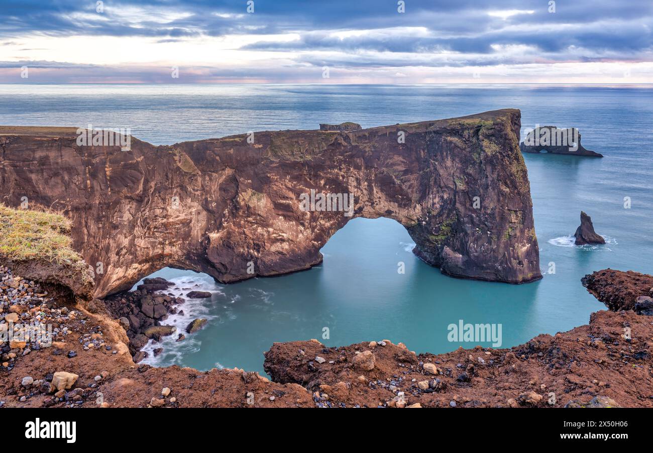 Vista aerea dell'arco marino di Dyrholaey, del Geopark di Katla, dell'Islanda meridionale, dell'Islanda Foto Stock