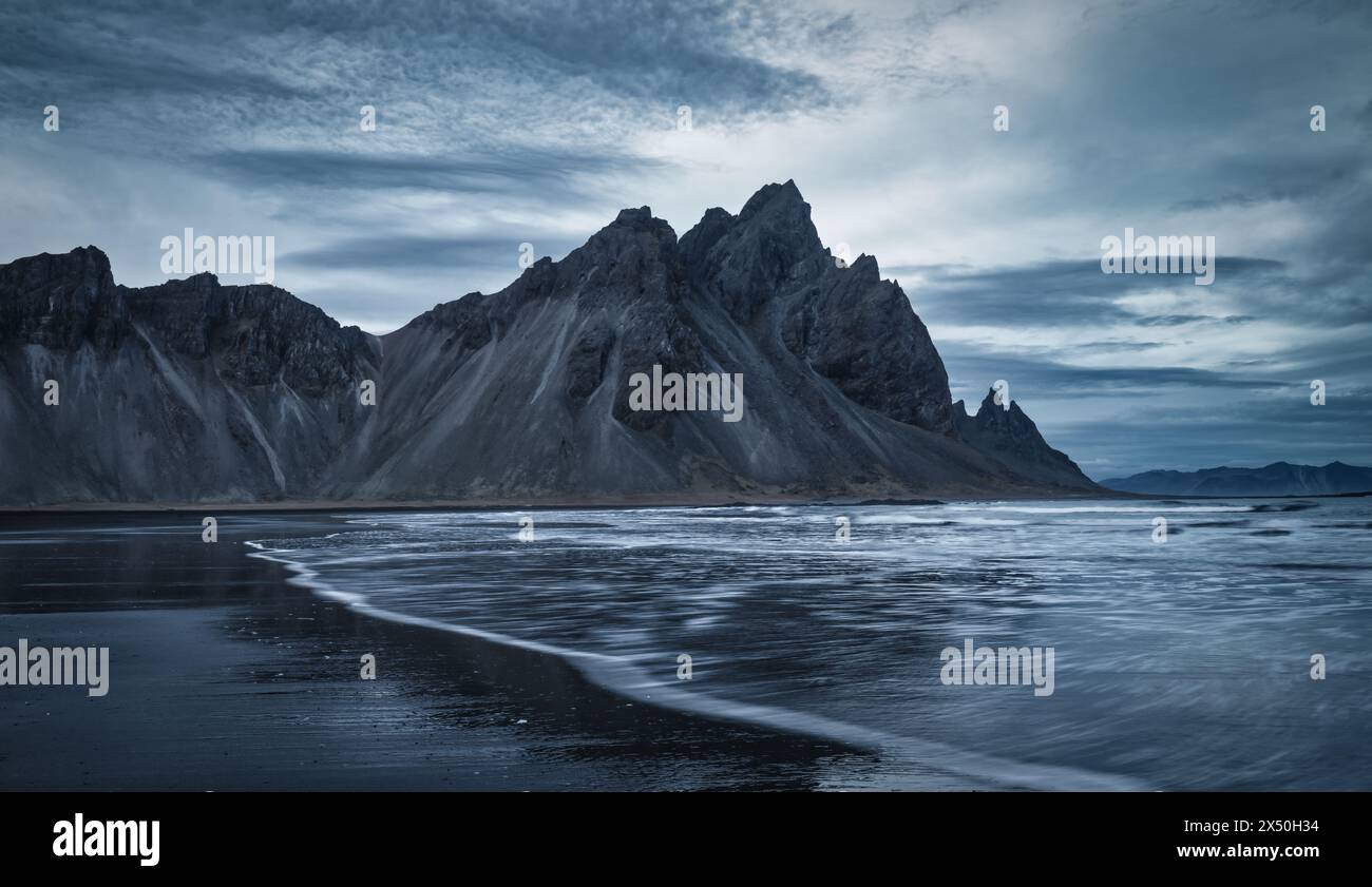 Vestrahorn e spiaggia di sabbia nera, penisola di Stokksnes, Islanda Foto Stock