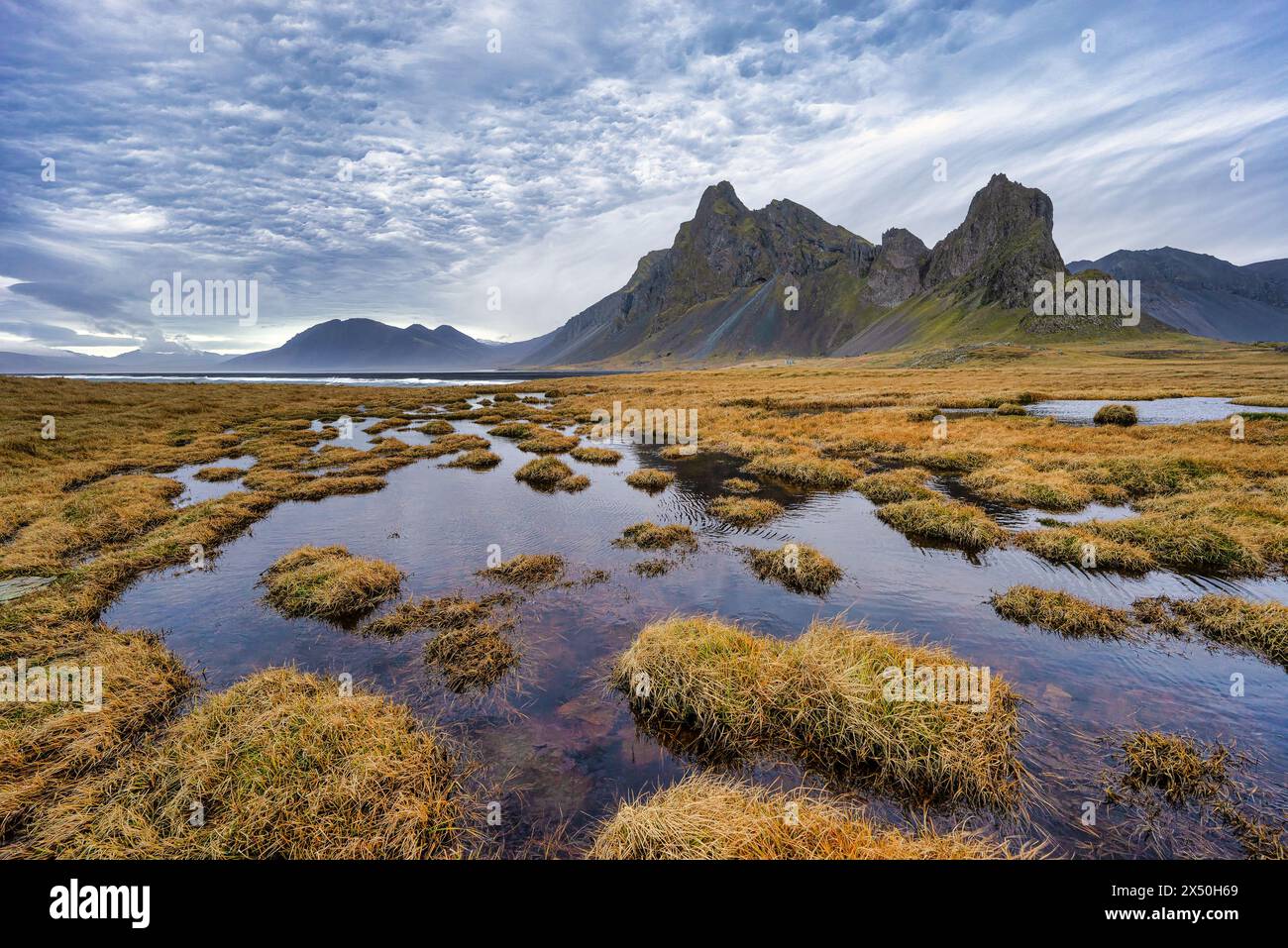 Eystrahorn e Tarns, catena montuosa Krossasnesfjall, Islanda orientale, Islanda Foto Stock