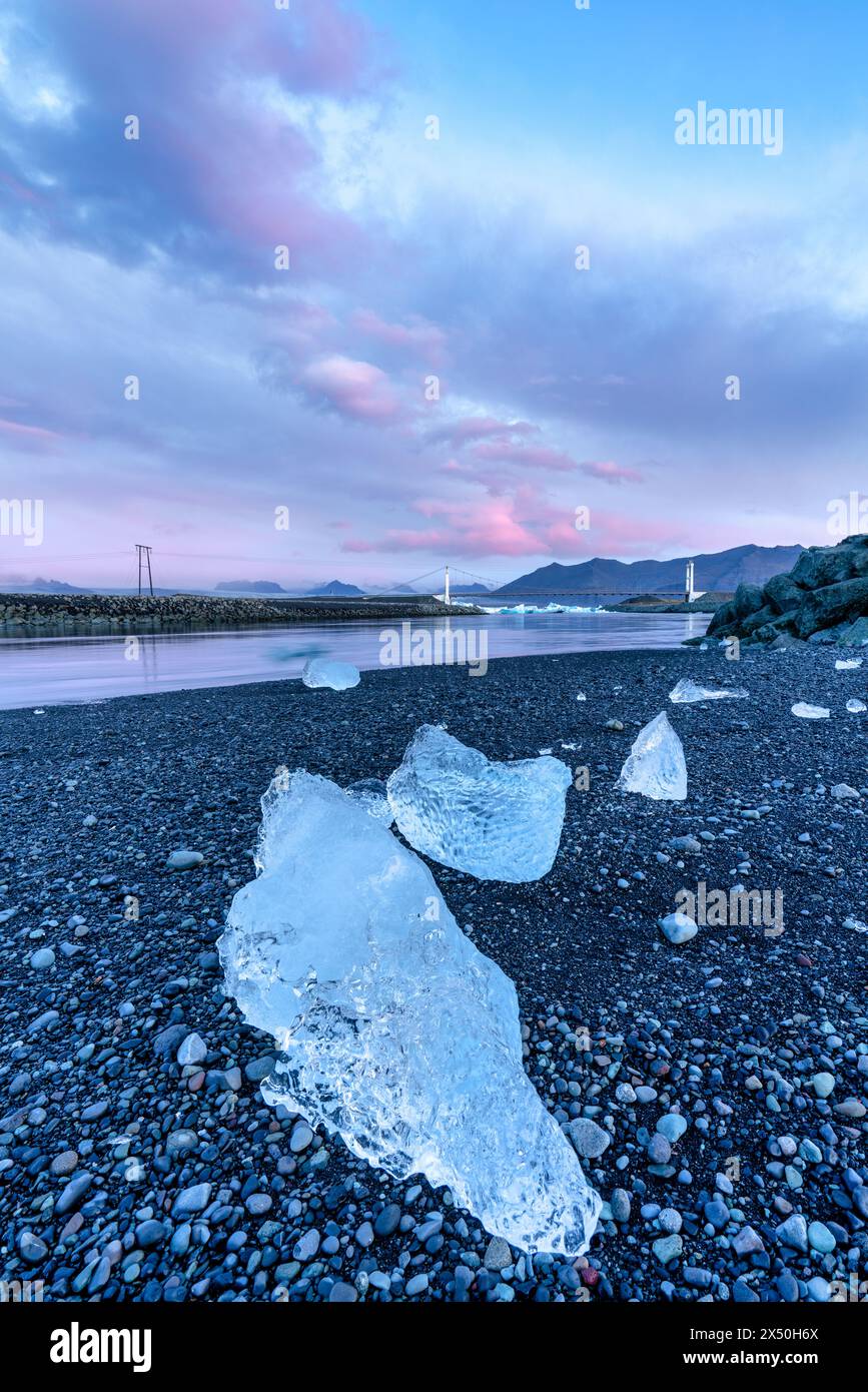 Formazioni di ghiaccio all'alba di Diamond Beach, Parco Nazionale Vatnajokull, Islanda meridionale, Islanda Foto Stock