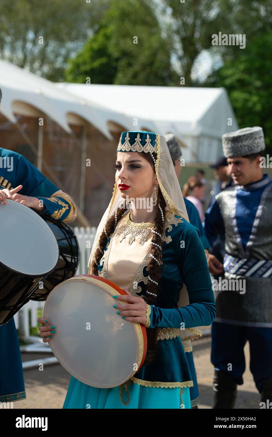 Windsor, Berkshire, Regno Unito. 4 maggio 2024. Gli artisti della Federazione Equestre dell'Azerbaigian eseguono la Terra del fuoco al Royal Windsor Horse Show, ambientato nei terreni privati del Castello di Windsor nel Berkshire. La Terra del fuoco (azero: Odlar Yurdu) è il motto adottato dall'Azerbaigian. Lo spettacolo includeva due cantanti d'opera a cavallo e racconta la storia dell'eroe Koroghlu mentre si impegnava a vendicarsi di suo padre, che era crudelmente accecato dal sovrano senza cuore Hassan Khan. Crediti: Maureen McLean/Alamy Foto Stock