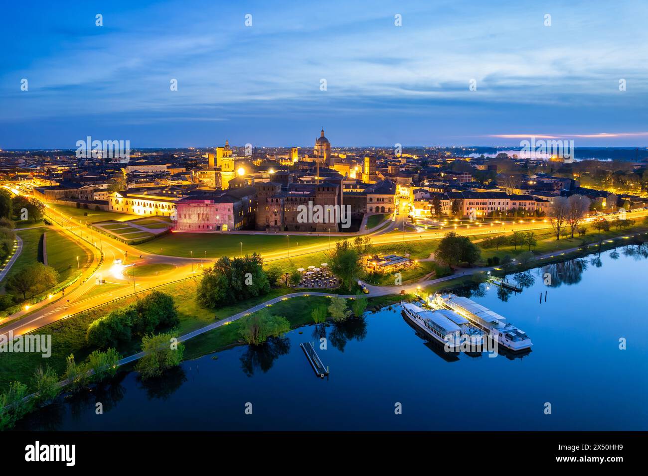 Paesaggio urbano con il Castello di San Giorgio e il fiume Mantova di notte, Mantova, Lombardia, Italia Foto Stock