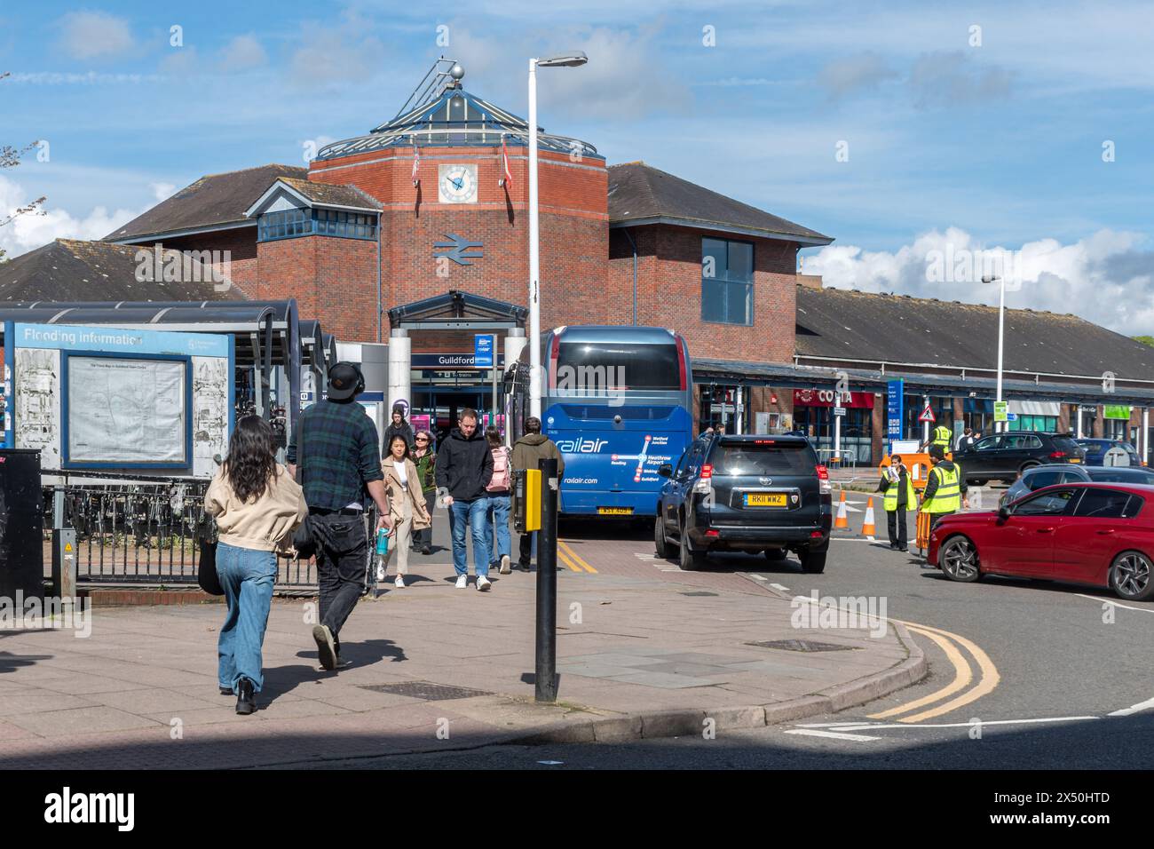Stazione ferroviaria di Guildford con passeggeri all'esterno, Surrey, Inghilterra, Regno Unito. Trasporti pubblici Foto Stock