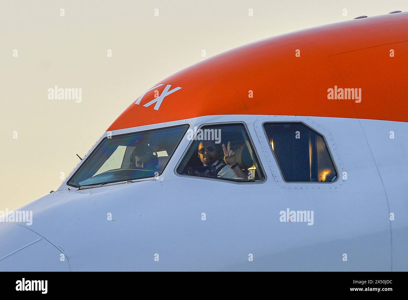 FRANCIA - NANTES , LE MARDI 27 FEVRIER 2024. AEROPORT DE NANTES ATLANTIQUE - AIRBUS A320, EASYJET | AIRBUS | A320, LE COMMANDANT DE BORD SALUE AU PARTONO DA . FRANCOIS NAVARRO/FPI Foto Stock
