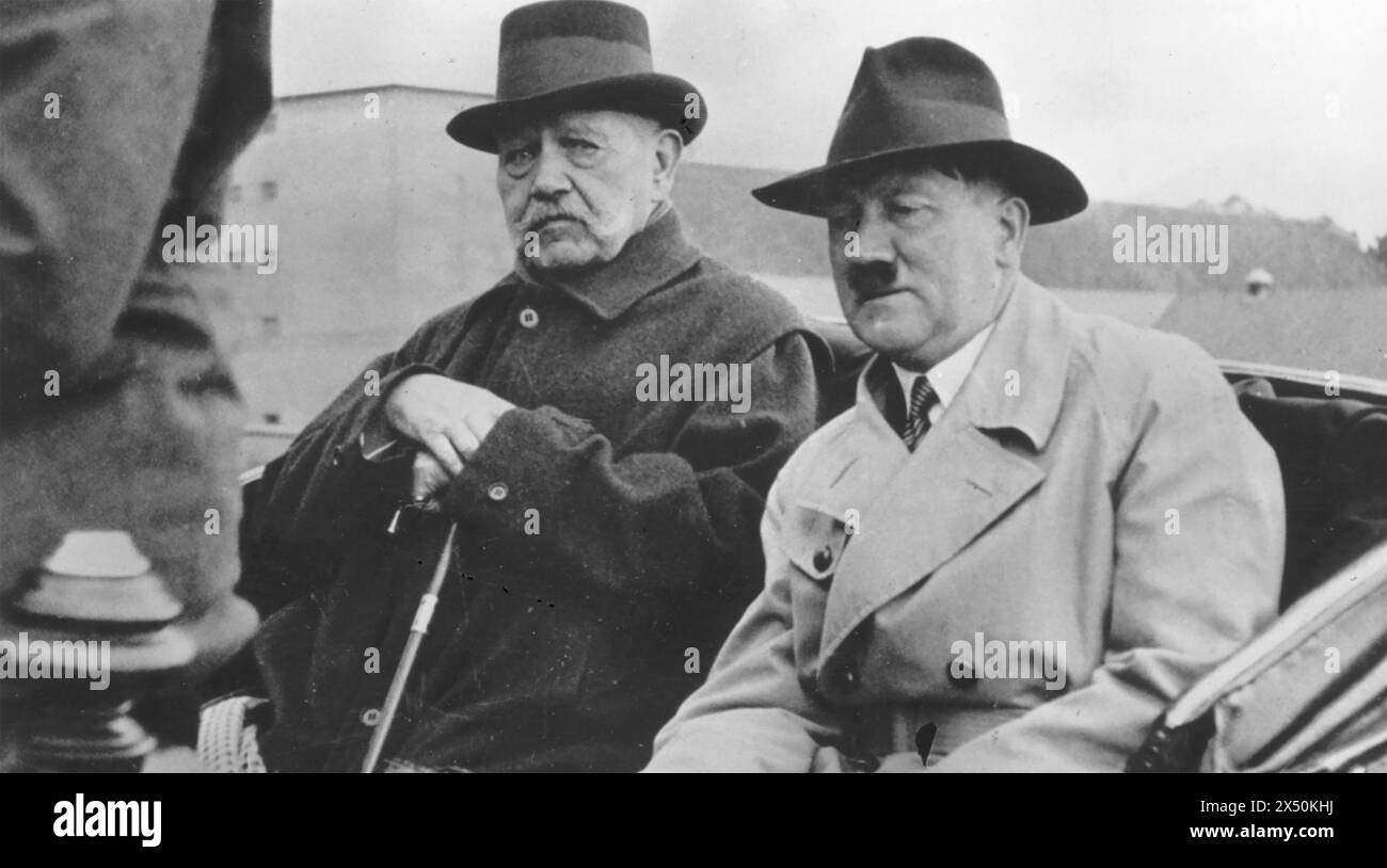 PAUL von HINDENBURG a sinistra come presidente della Germania con Adolf Hitler nel 1933 Foto Stock