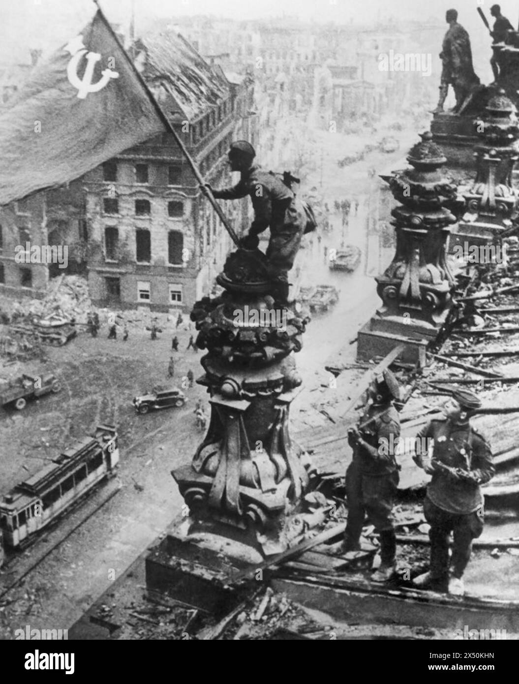 ESERCITO ROSSO I N BERLINO. Il soldato sovietico detiene la bandiera russa in cima al Reichstag nel maggio 1945. Foto: SIB Foto Stock