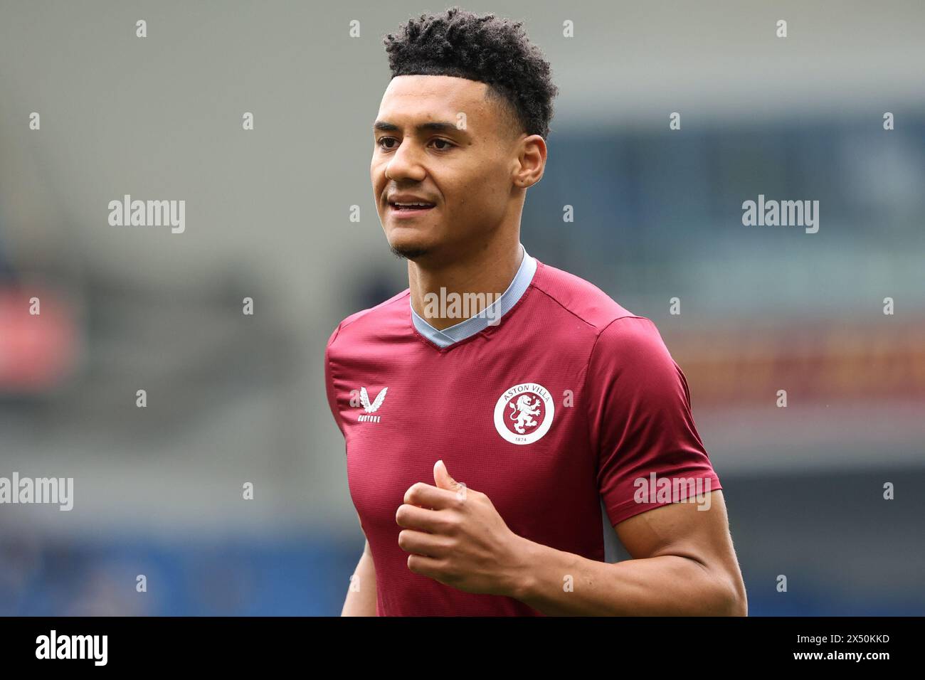Ollie Watkins si scalda per l'Aston Villa FC all'AMEX Stadium Foto Stock