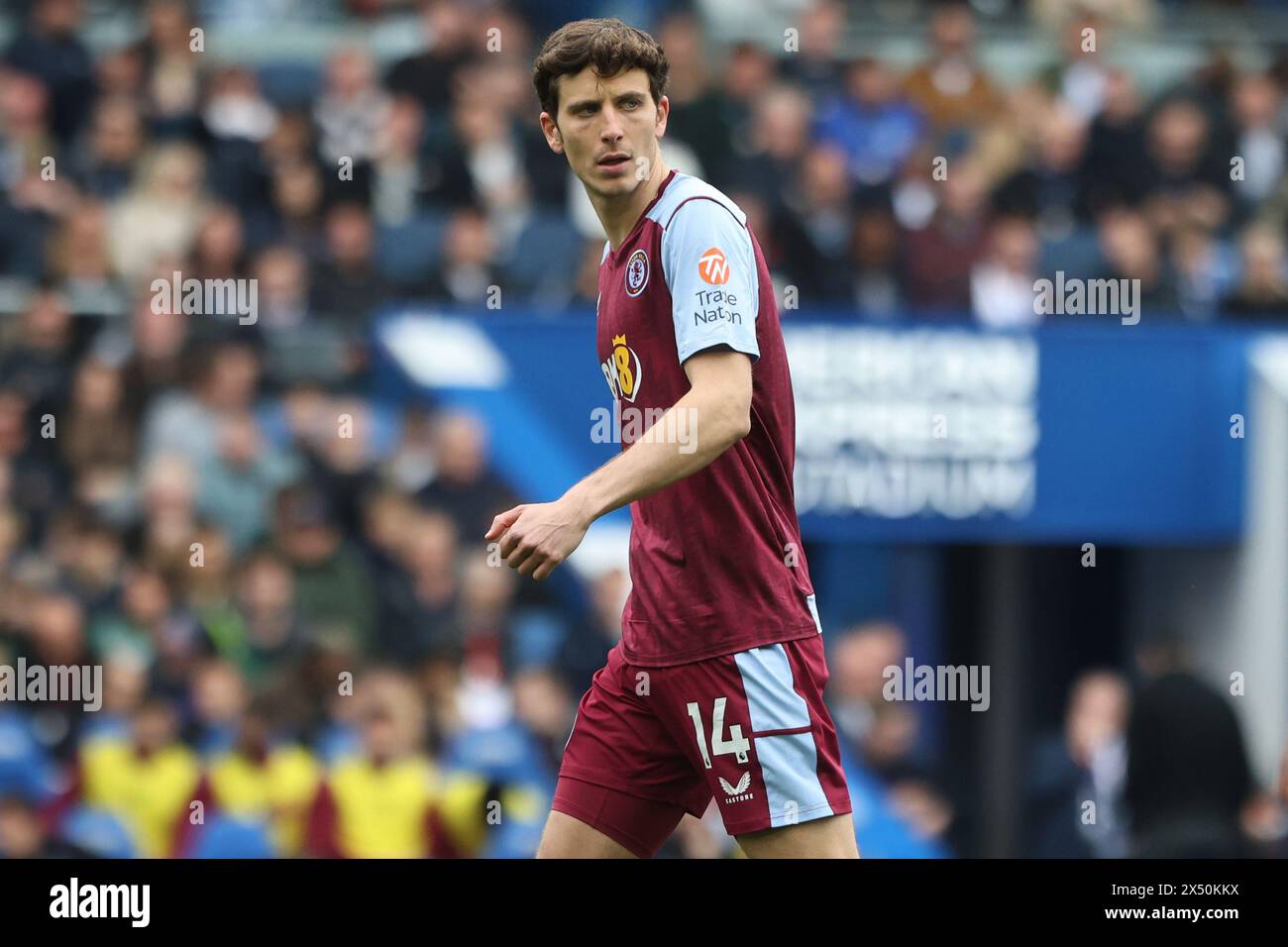 Pau Torres in azione per l'Aston Villa FC all'AMEX Stadium Foto Stock