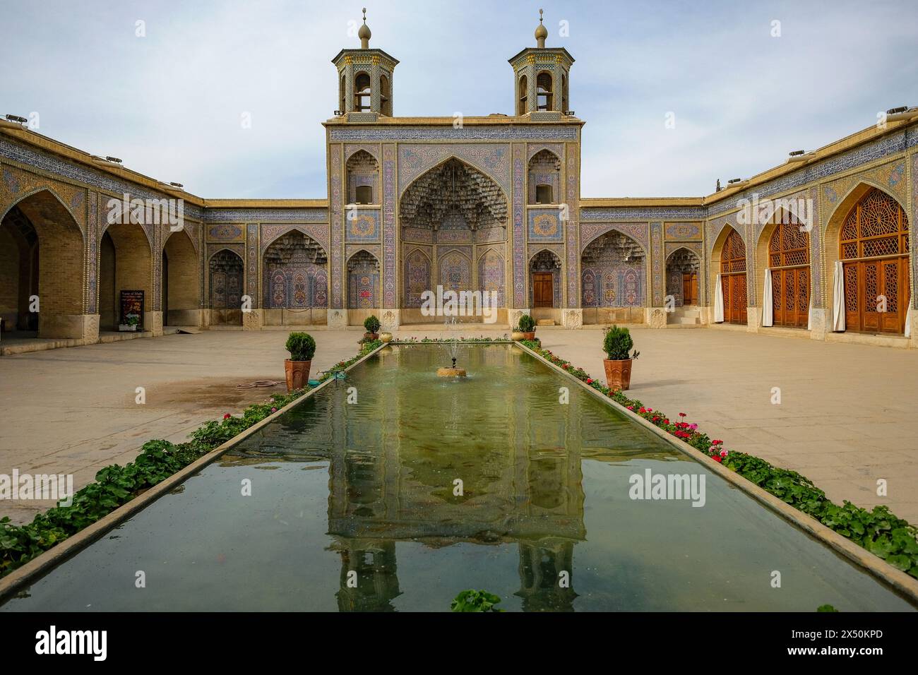 Shiraz, Iran - 17 marzo 2024: La Moschea di Nasir al-Mulk conosciuta anche come Moschea Rosa a Shiraz, Iran. Foto Stock