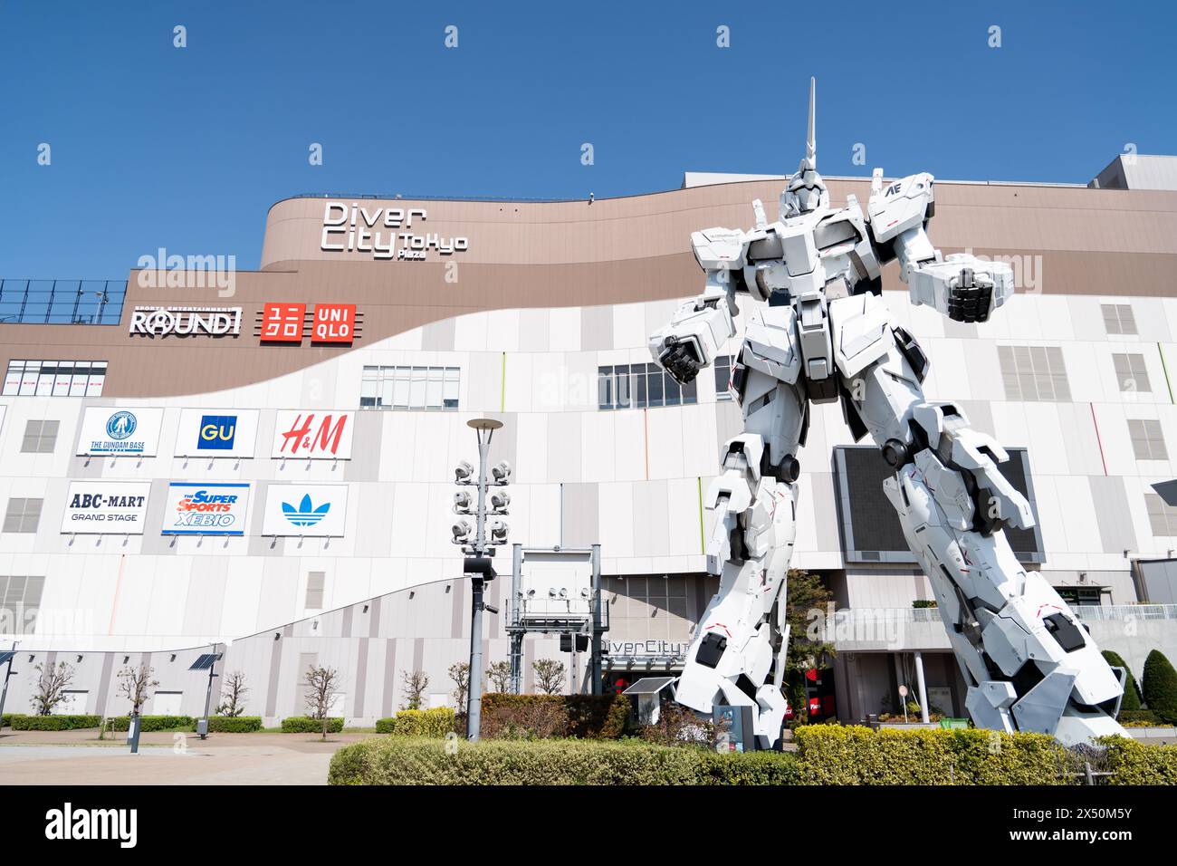 TOKYO, GIAPPONE - 30 marzo 2024 statua dell'Unicorn Gundam RX-0 in modalità normale situata presso Diver City Tokyo Plaza Tokyo, Odaiba Foto Stock