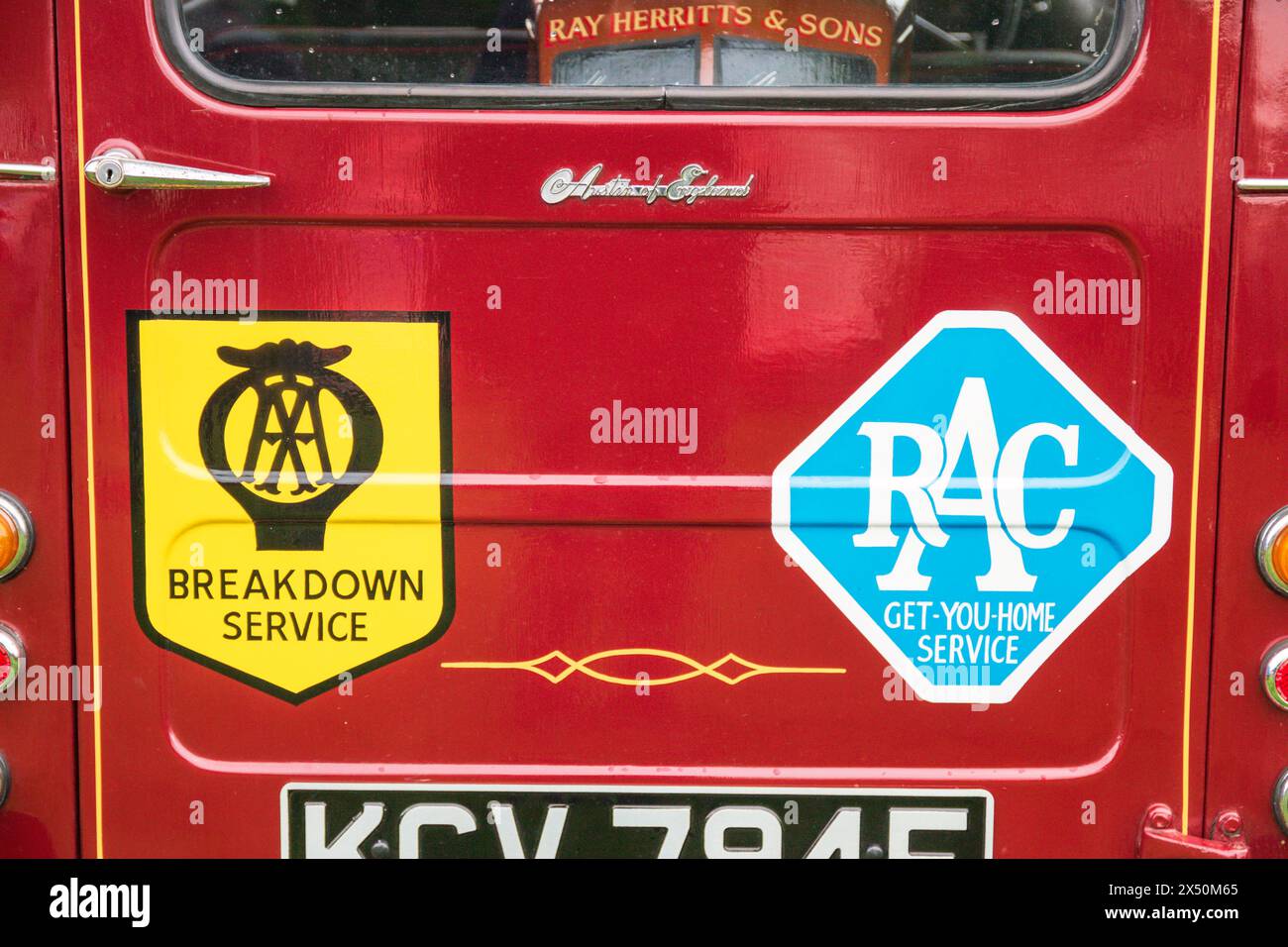 Logo AA e RAC sul retro di un furgone Austin A35. Foto Stock