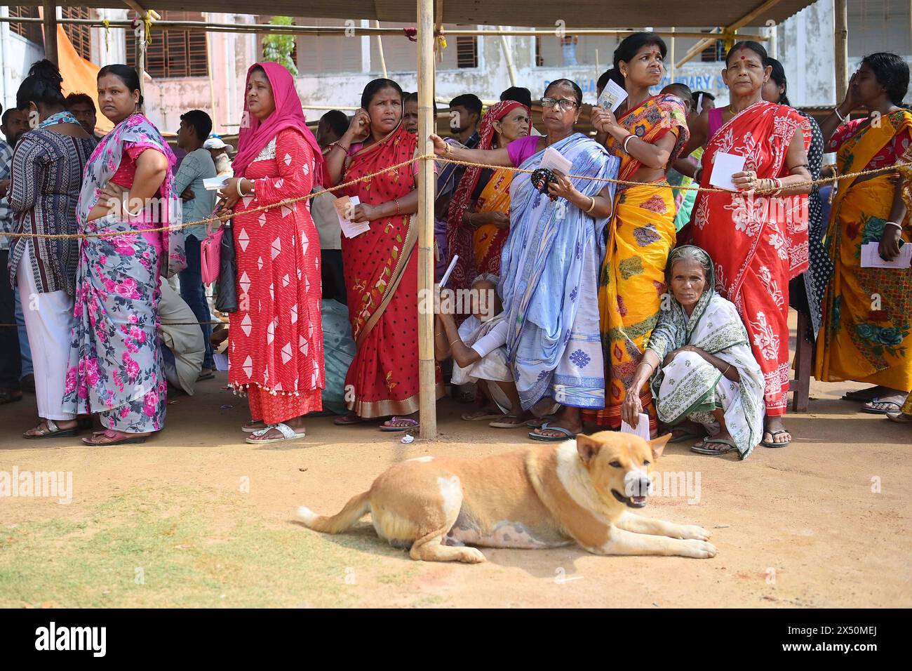 Le donne anziane si schierano per esercitare il diritto di voto nella prima fase delle elezioni di Lok Sabha in un seggio elettorale ad Agartala. Tripura, India. Foto Stock