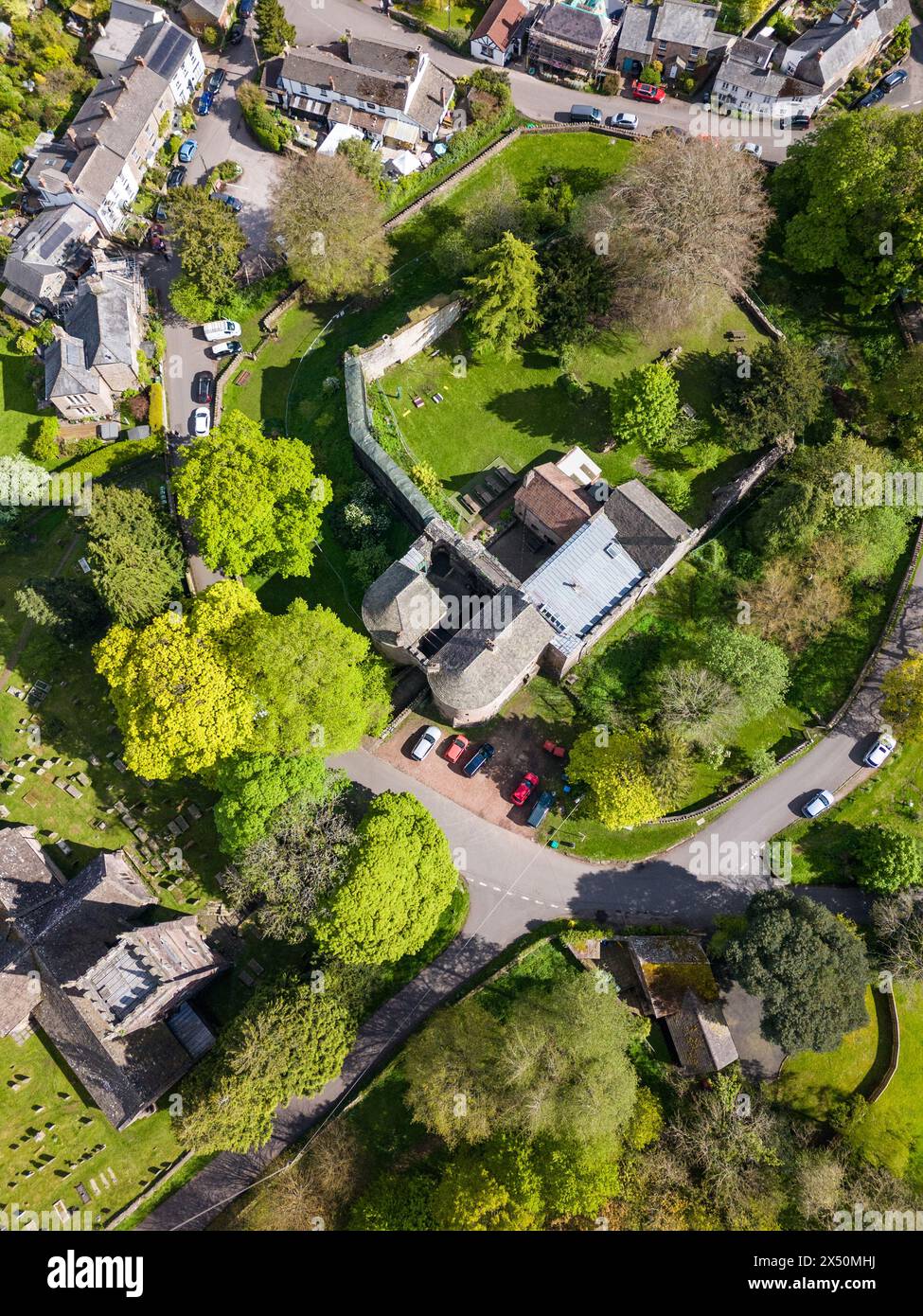 Chiesa di Santa Maria Vergine, e il Castello, St Briavels, Foresta di Dean, Gloucestershire. REGNO UNITO Foto Stock