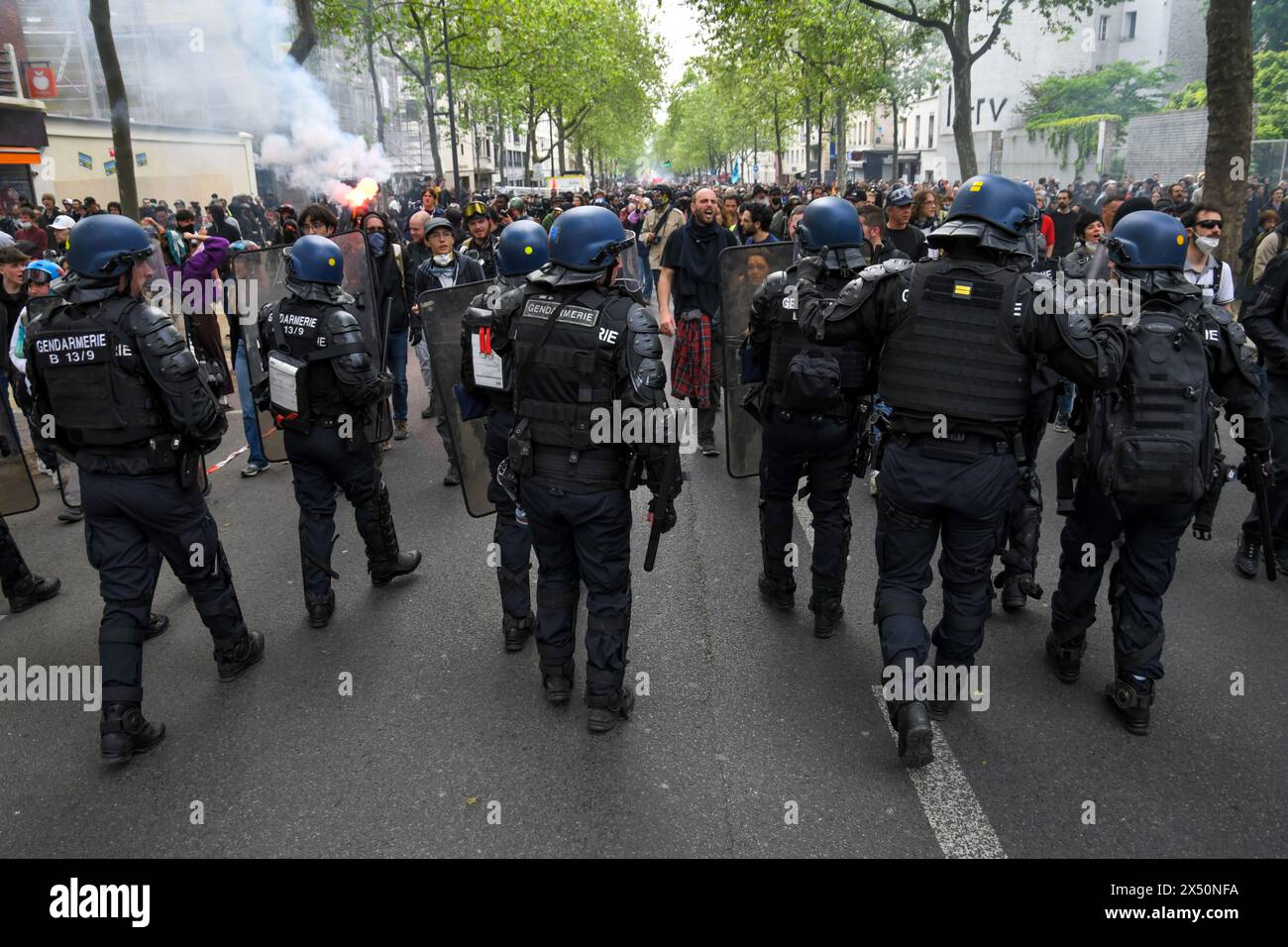Parigi, Francia, 1 maggio 2024. Migliaia di persone protestarono e festeggiarono il sindaco di Parigi. Sindacati, lavoratori, studenti e altri hanno marciato per le strade. Alcuni manifestanti sono diventati violenti, hanno acceso incendi e distrutto aziende. Foto Stock
