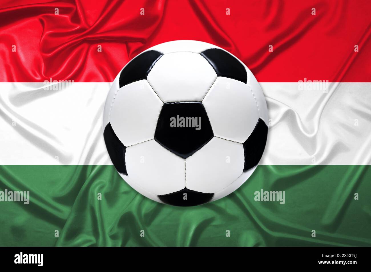 Calcio in pelle bianco e nero con bandiera dell'Ungheria Foto Stock