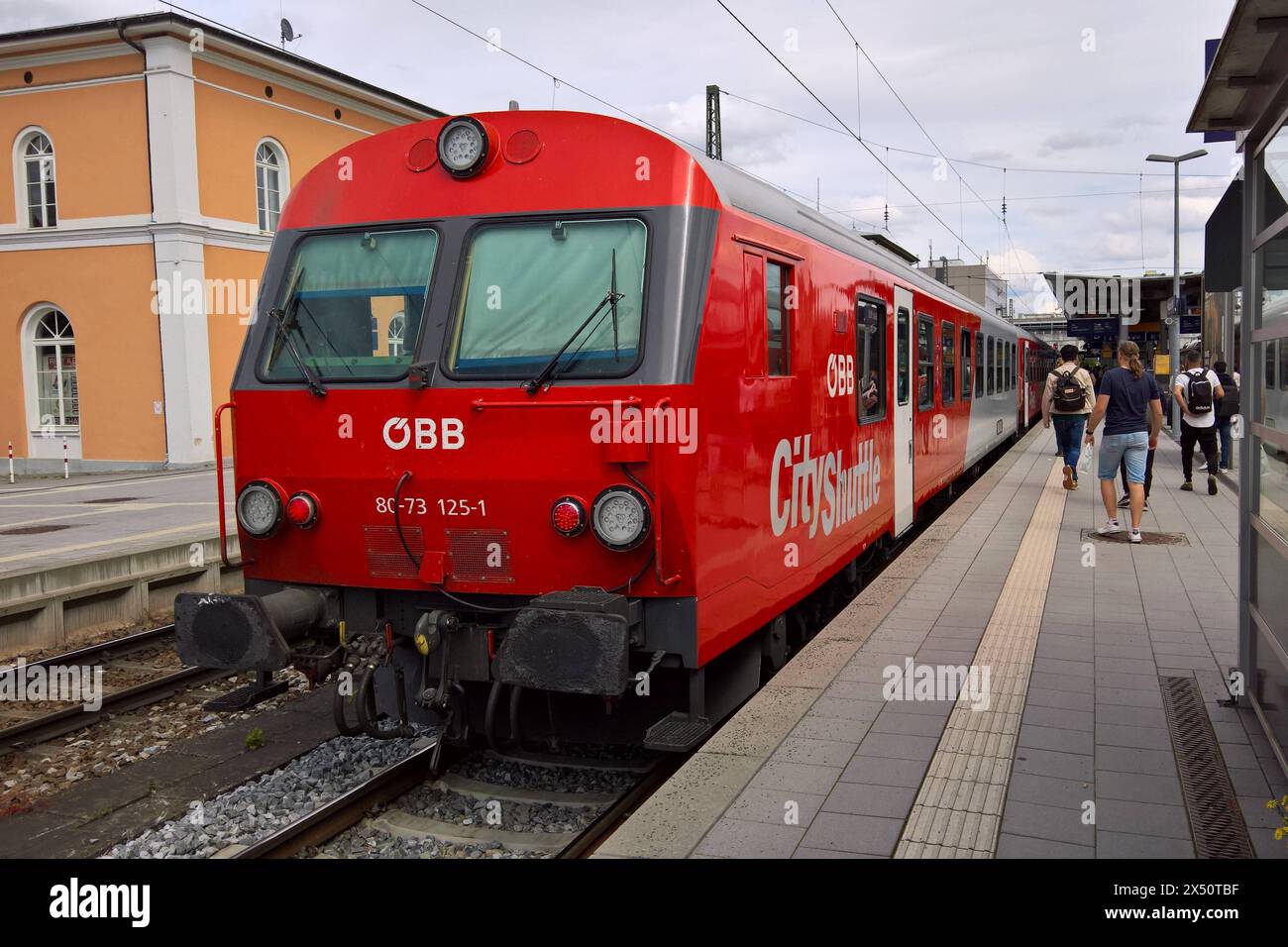 Die staatlichen Österreichischen Bundesbahnen - kurz ÖBB bzw. ÖBB-Konzern, vor 1938 abgekürzt BBÖ - sind der grösste Eisenbahnkonzern in Österreich. Seit der Strukturreform 2004 bestehen die ÖBB aus einer Holding und eigenen Aktiengesellschaften für Infrastruktur, Personenverkehr und Güterverkehr sowie weiteren Tochtergesellschaften. ÖBB CityShutte-Zug am DB Bahnhof bzw Hauptbahnhof Passau, Niederbayern *** le Ferrovie federali austriache di proprietà statale ÖBB o ÖBB Group, abbreviato in BBÖ prima del 1938, è il più grande gruppo ferroviario in Austria dalla riforma strutturale del 2004, ÖBB ha costituito o Foto Stock