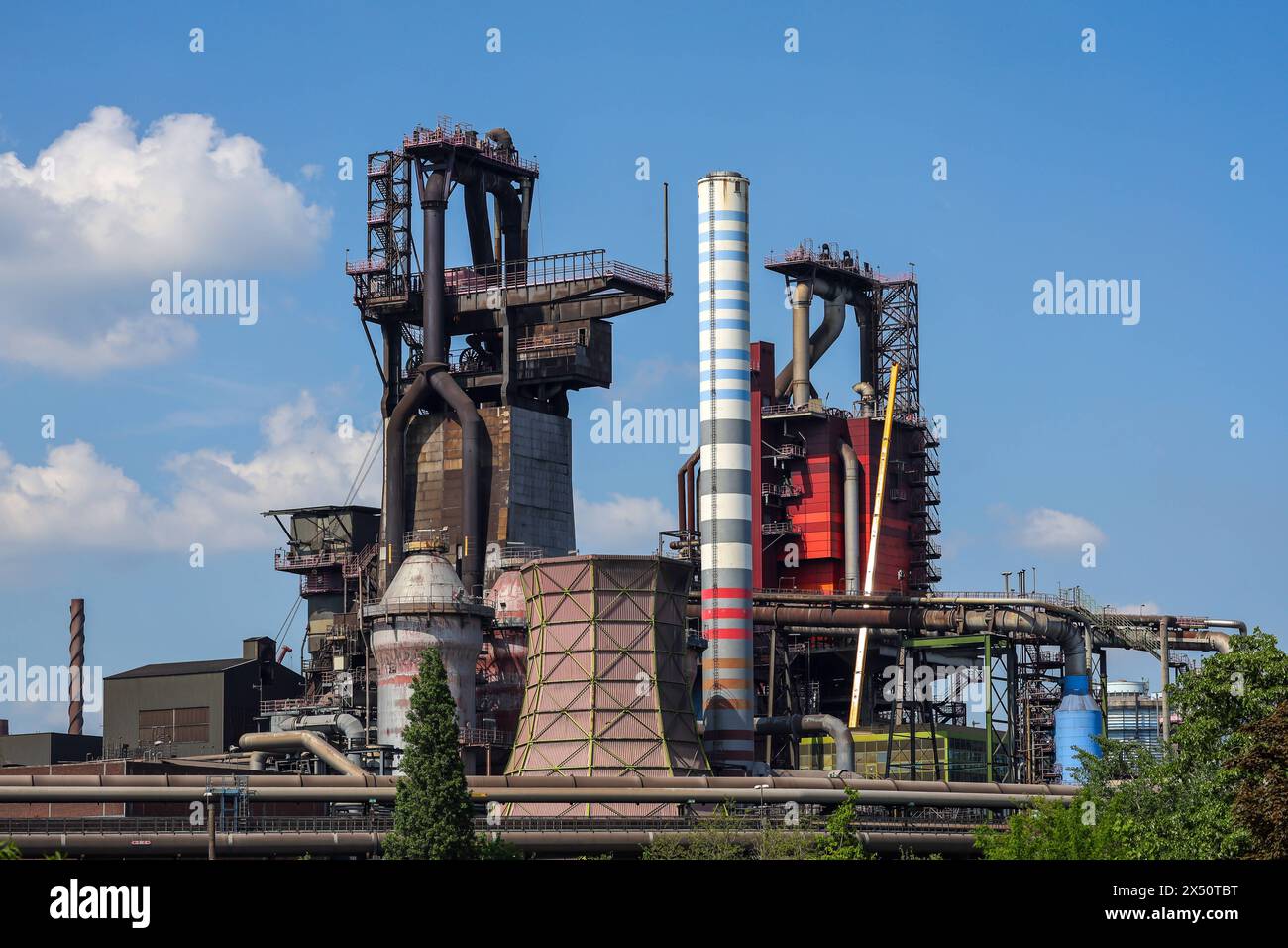 Duisburg, Ruhrgebiet, Nordrhein-Westfalen, Deutschland - ThyssenKrupp Steel Huettenwerk, hier der Hochofen 8 a Bruckhausen. Stahlhersteller ThyssenKrupp Steel bekommt einen neuen Miteigentuemer. Der tschechische Milliardaer Daniel Kretinsky soll mit Seiner Holding EPCG zunaechst 20 Prozent uebernehmen, spaeter dann 50 Prozent. Duisburg Nordrhein-Westfalen Deutschland *** Duisburg, regione della Ruhr, Renania settentrionale-Vestfalia, Germania ThyssenKrupp Steel Huettenwerk, qui l'altoforno 8 di Bruckhausen Steel il produttore ThyssenKrupp Steel ottiene un nuovo co-proprietario il miliardario ceco Daniel Kretinsky e. Foto Stock