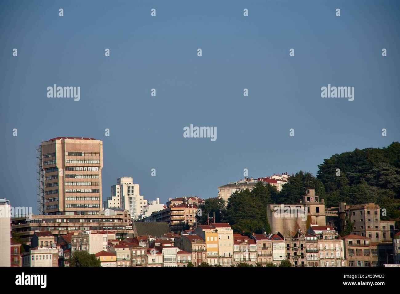 Vista dall'edificio del Consiglio comunale di Vigo e dall'edificio della città della giustizia, ex ostello Xeral a Vigo, Pontevedra, Galizia, Spagna Foto Stock