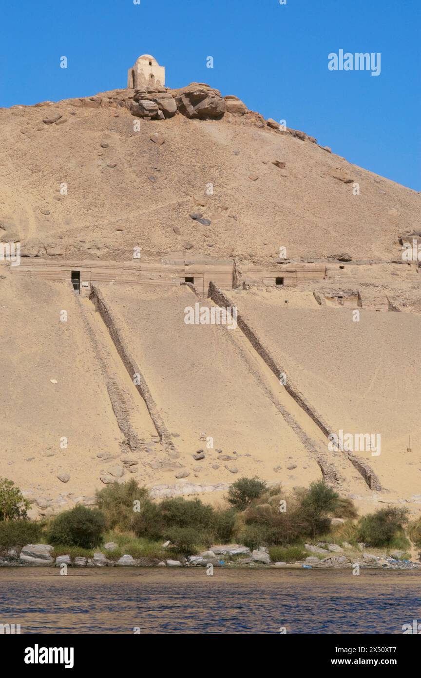 Assuan, Egitto. Qubbet el-Hawa o Cupola del vento. Tombe ipogee scavate in collina. Appartenevano ad alti funzionari e principi del Vecchio e Medio Regno. Un monastero copto fu eretto sulla collina. Foto Stock