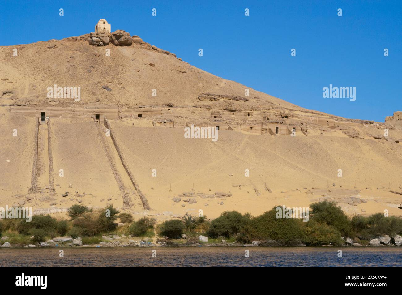Assuan, Egitto. Qubbet el-Hawa o Cupola del vento. Tombe ipogee scavate in collina. Appartenevano ad alti funzionari e principi del Vecchio e Medio Regno. Un monastero copto fu eretto sulla collina. Foto Stock