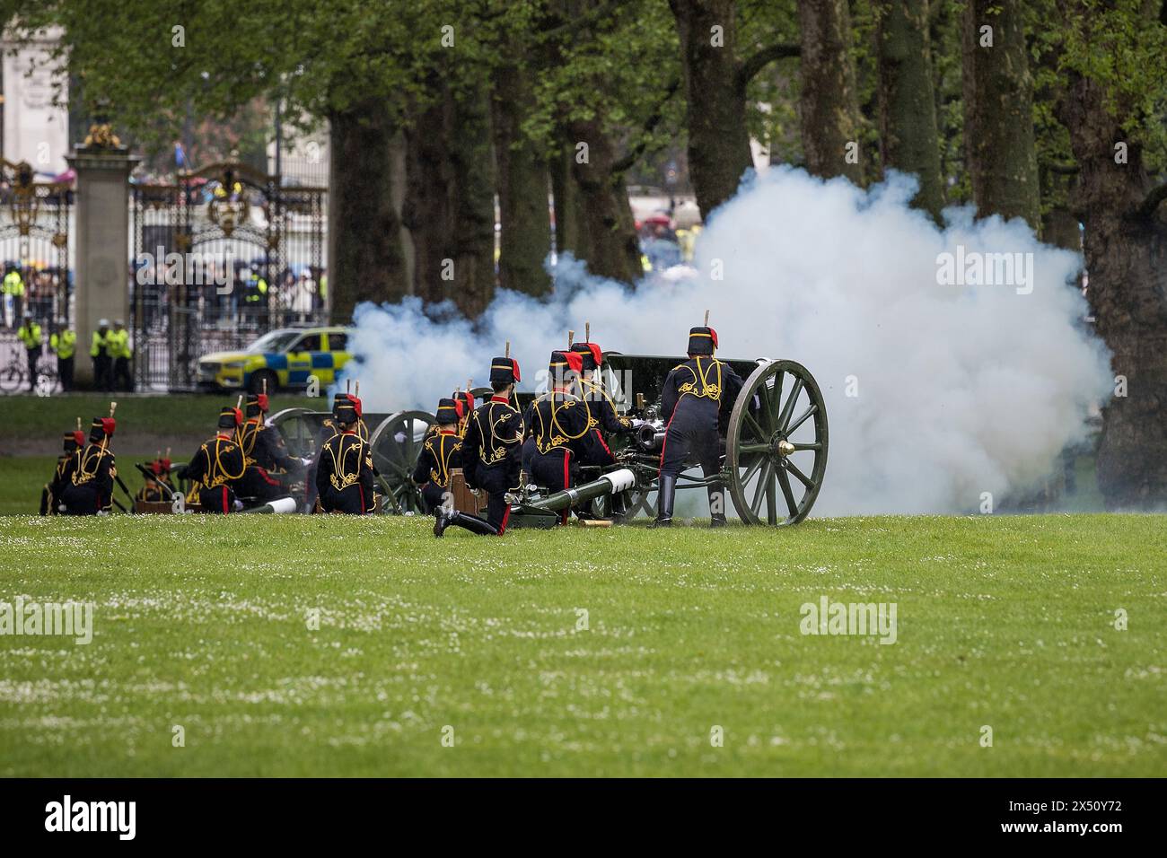 Londra, Regno Unito, 06 maggio 2024. Una Royal Gun salute viene sparata a Green Park dalla King's Troop Royal Horse Artillery che celebra il primo anniversario dell'incoronazione di re Carlo III. Crediti: David Rowland/Alamy Live News Foto Stock