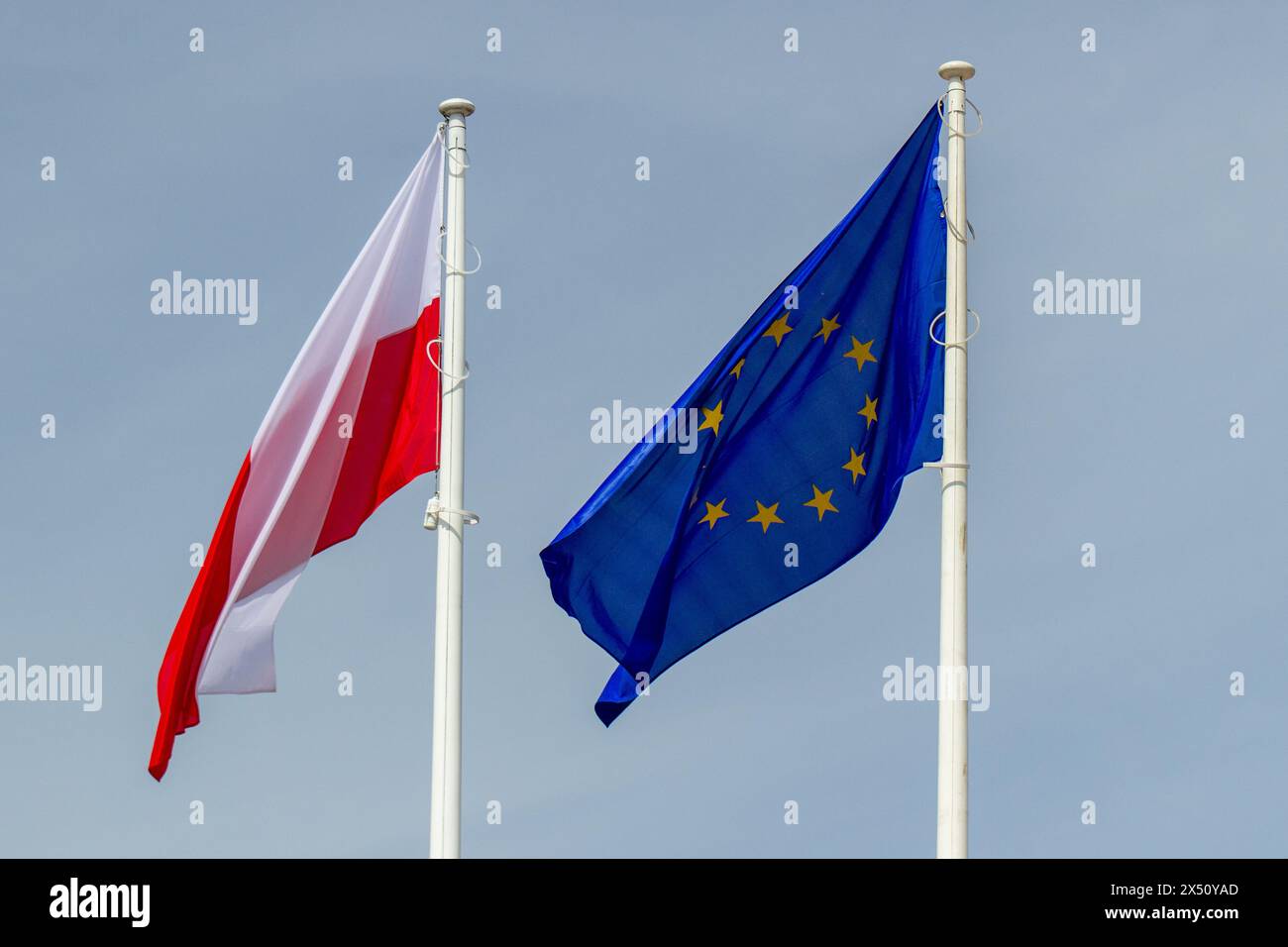 La Polonia e l'Unione europea bandiere contro il cielo Foto Stock