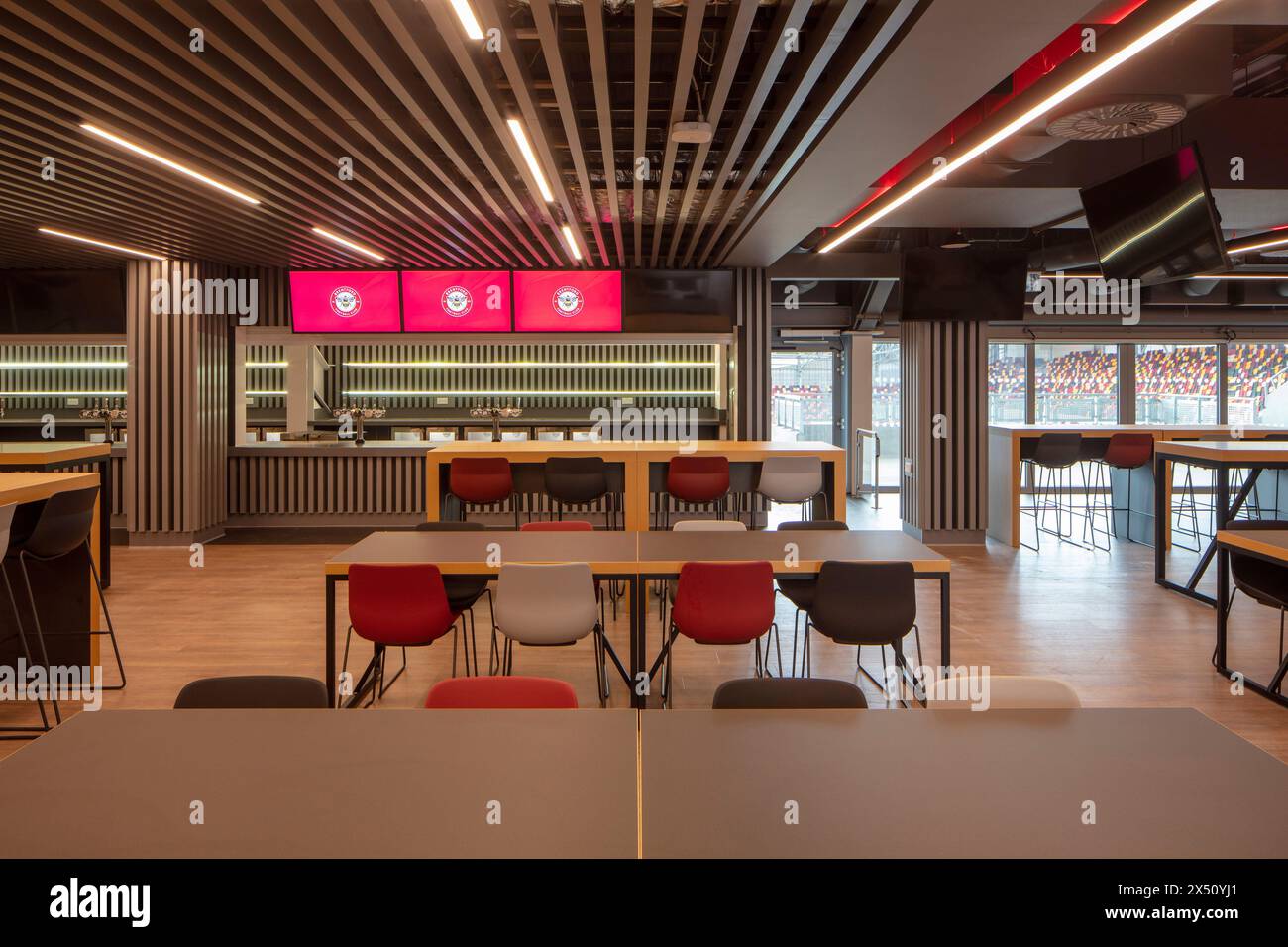 All'interno dell'atrio dello stadio che mostra una delle aree bar. Brentford Community Stadium, Brentford, Regno Unito. Architetto: AFL Architects, 2020. Foto Stock