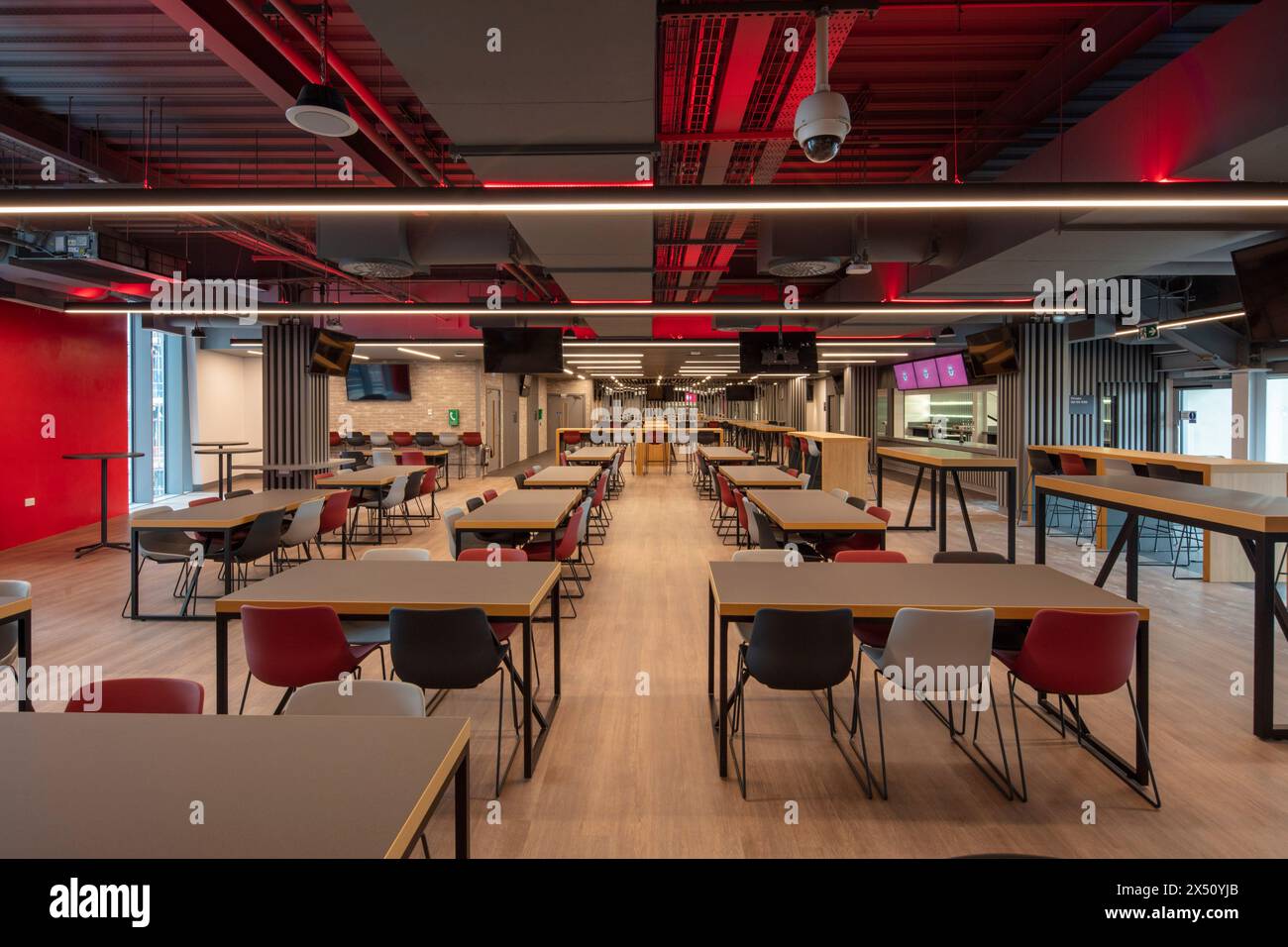 All'interno dell'atrio dello stadio che mostra una delle aree bar. Brentford Community Stadium, Brentford, Regno Unito. Architetto: AFL Architects, 2020. Foto Stock