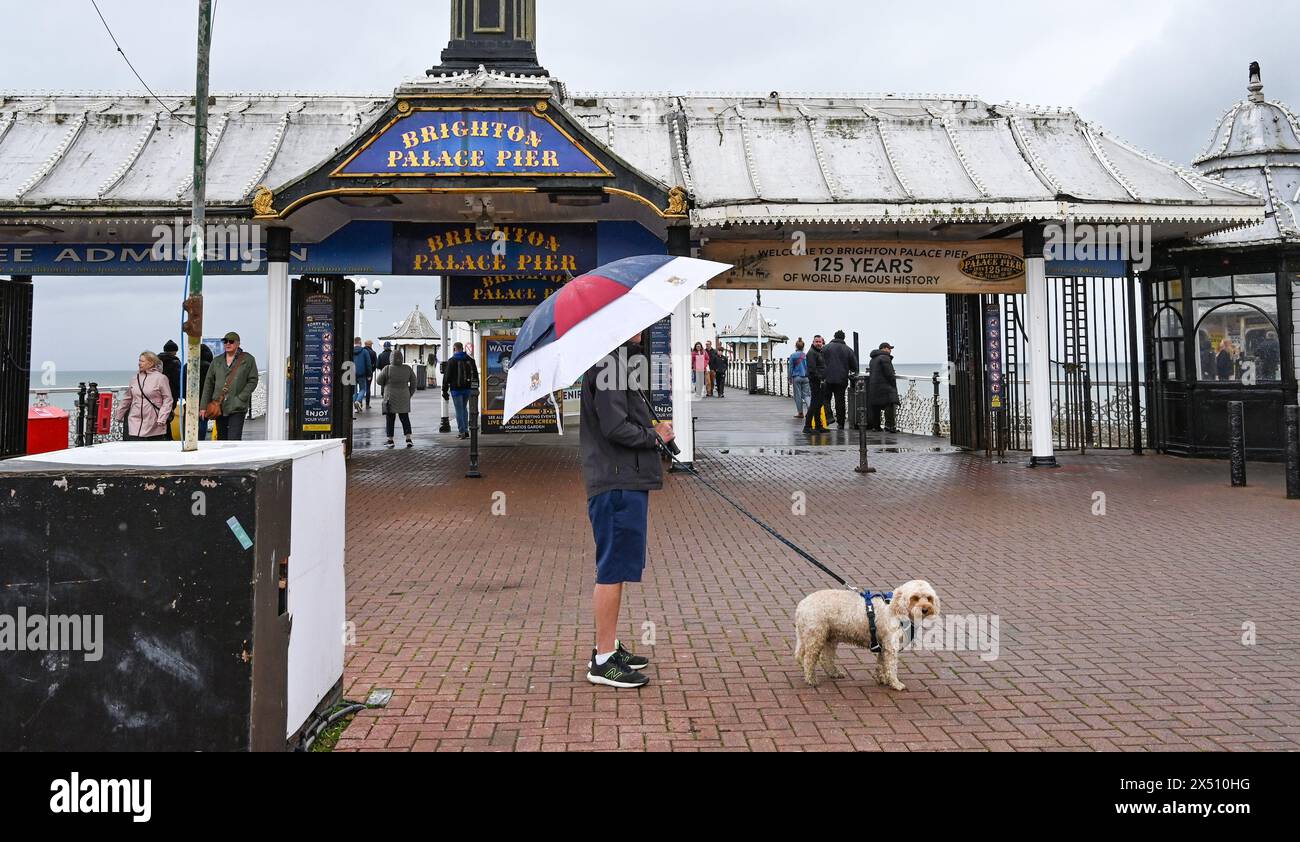 Brighton Regno Unito 6 maggio 2024 - questo cane sembra abbastanza stufo dal Brighton Palace Pier in un freddo umido inizio maggio festivo lunedì in alcune parti del Regno Unito : Credit Simon Dack / Alamy Live News Foto Stock