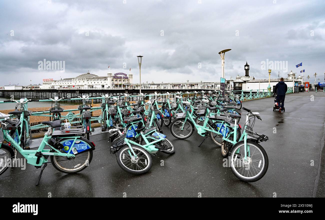 Brighton Regno Unito 6 maggio 2024 - non molti turisti per le biciclette elettriche sul lungomare di Brighton in un freddo umido inizio maggio festivo lunedì in alcune parti del Regno Unito : Credit Simon Dack / Alamy Live News Foto Stock