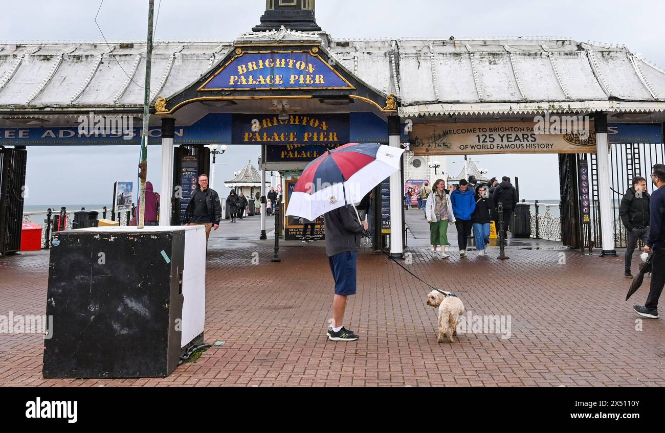 Brighton Regno Unito 6 maggio 2024 - questo cane sembra abbastanza stufo dal Brighton Palace Pier in un freddo umido inizio maggio festivo lunedì in alcune parti del Regno Unito : Credit Simon Dack / Alamy Live News Foto Stock