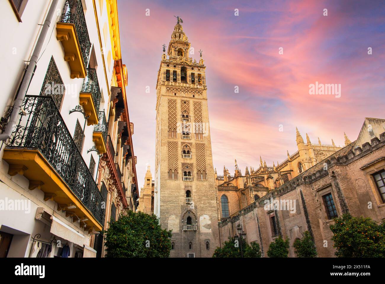 La maestosa Torre Giralda nel cuore di Siviglia Foto Stock