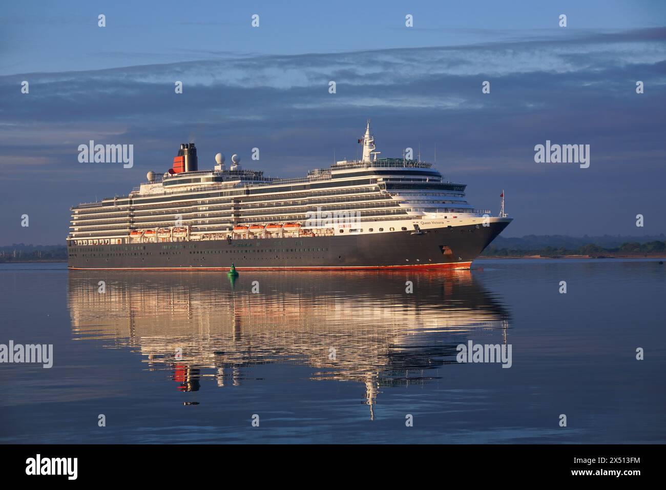 Southampton, Inghilterra, 5 maggio 2024 - nave da crociera Queen Victoria che entra nel porto di Southampton. Cunard transatlantico in viaggio Foto Stock