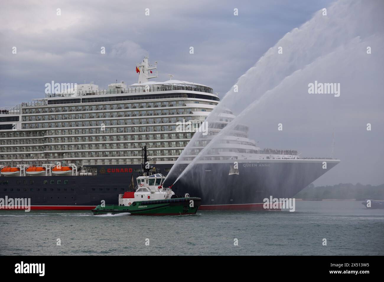 Southampton, Inghilterra 30 aprile 2024 - la nave Queen Anne di New Cunard entra per la prima volta nel porto di Southampton accompagnata da cannoni ad acqua Foto Stock