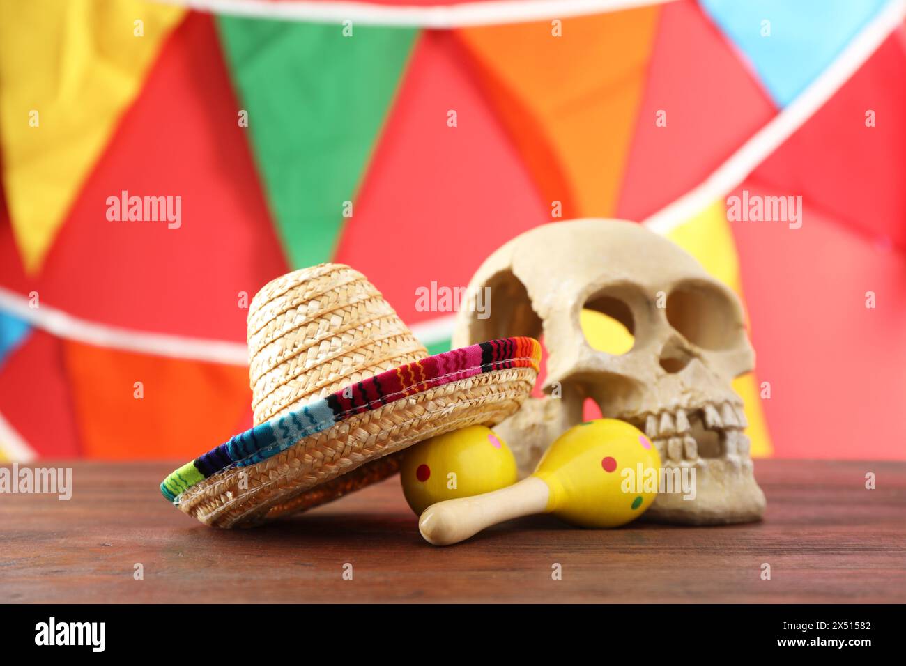 Cappello sombrero messicano, teschio umano e maracas su tavola di legno Foto Stock