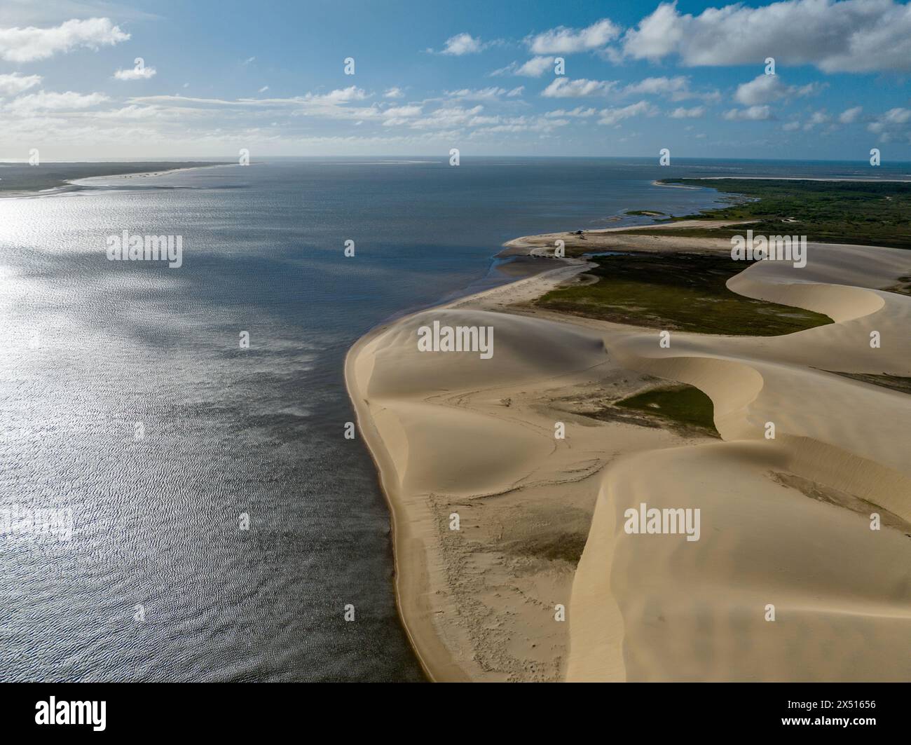 Vista aerea del Parque da Dunas - Ilha das Canarias, Brasile. Capanne sul Delta do Parnaíba e Delta das Americas. Natura lussureggiante e dune di sabbia. Barche Foto Stock