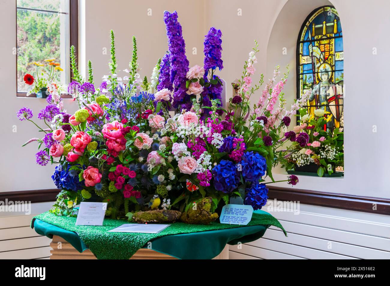 Flower Festival alla Holy Angels Church come parte delle loro celebrazioni per il 150° anniversario, Lilliput, Poole, Dorset UK a maggio Foto Stock