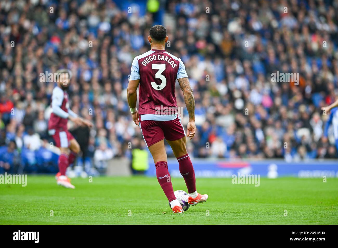 Diego Carlos dell'Aston Villa durante la partita di Premier League tra Brighton e Hove Albion e Aston Villa all'American Express Stadium di Brighton, Regno Unito - 5 maggio 2024 foto Simon Dack / Telephoto Images. Solo per uso editoriale. Niente merchandising. Per le immagini di calcio si applicano restrizioni fa e Premier League inc. Non è consentito l'utilizzo di Internet/dispositivi mobili senza licenza FAPL. Per ulteriori dettagli, contattare Football Dataco Foto Stock