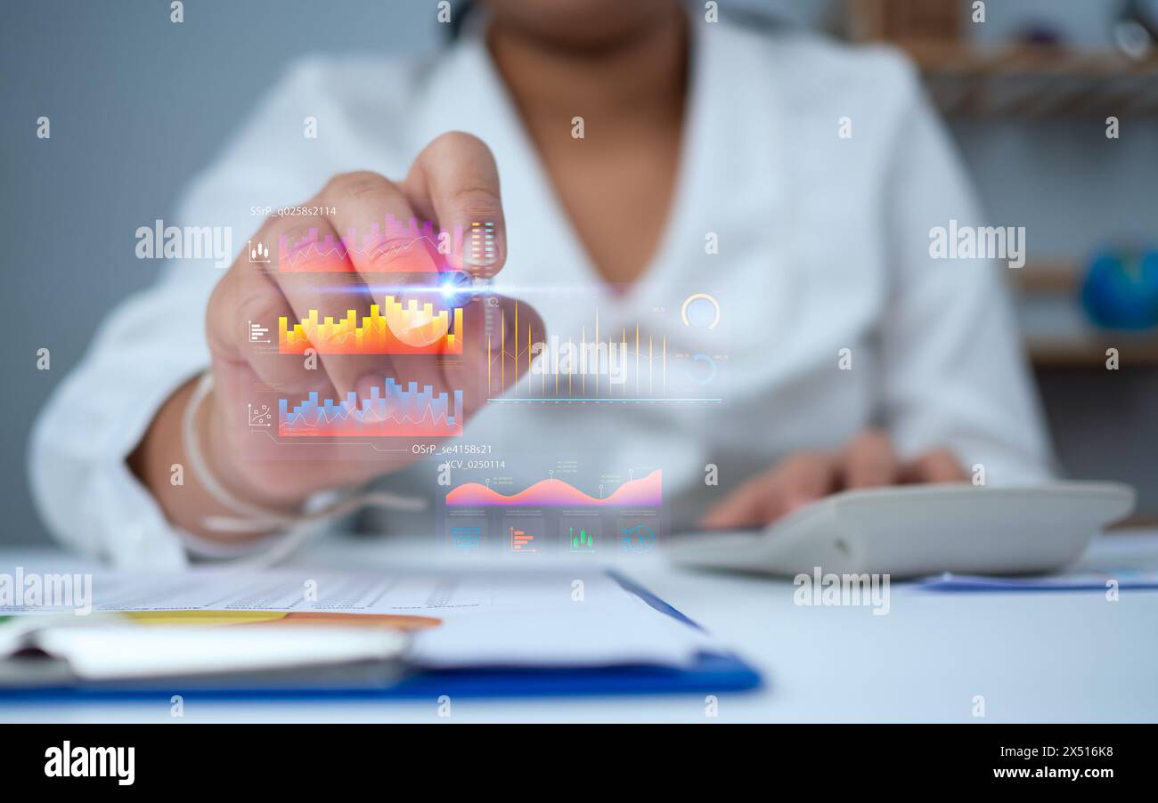 Una donna d'affari utilizza una penna per indicare un grafico virtuale per analizzare e gestire i dati aziendali, nonché le analisi aziendali con grafici, metriche e KPI Foto Stock